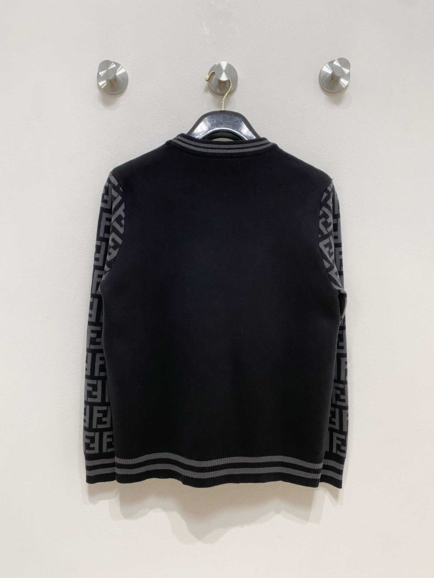 🌾 芬迪圆领毛衣，采用羊毛混纺纱线，保暖性佳，蓬松柔软，加倍呵护肌肤，给你轻如无物的穿着感体验。高品质天