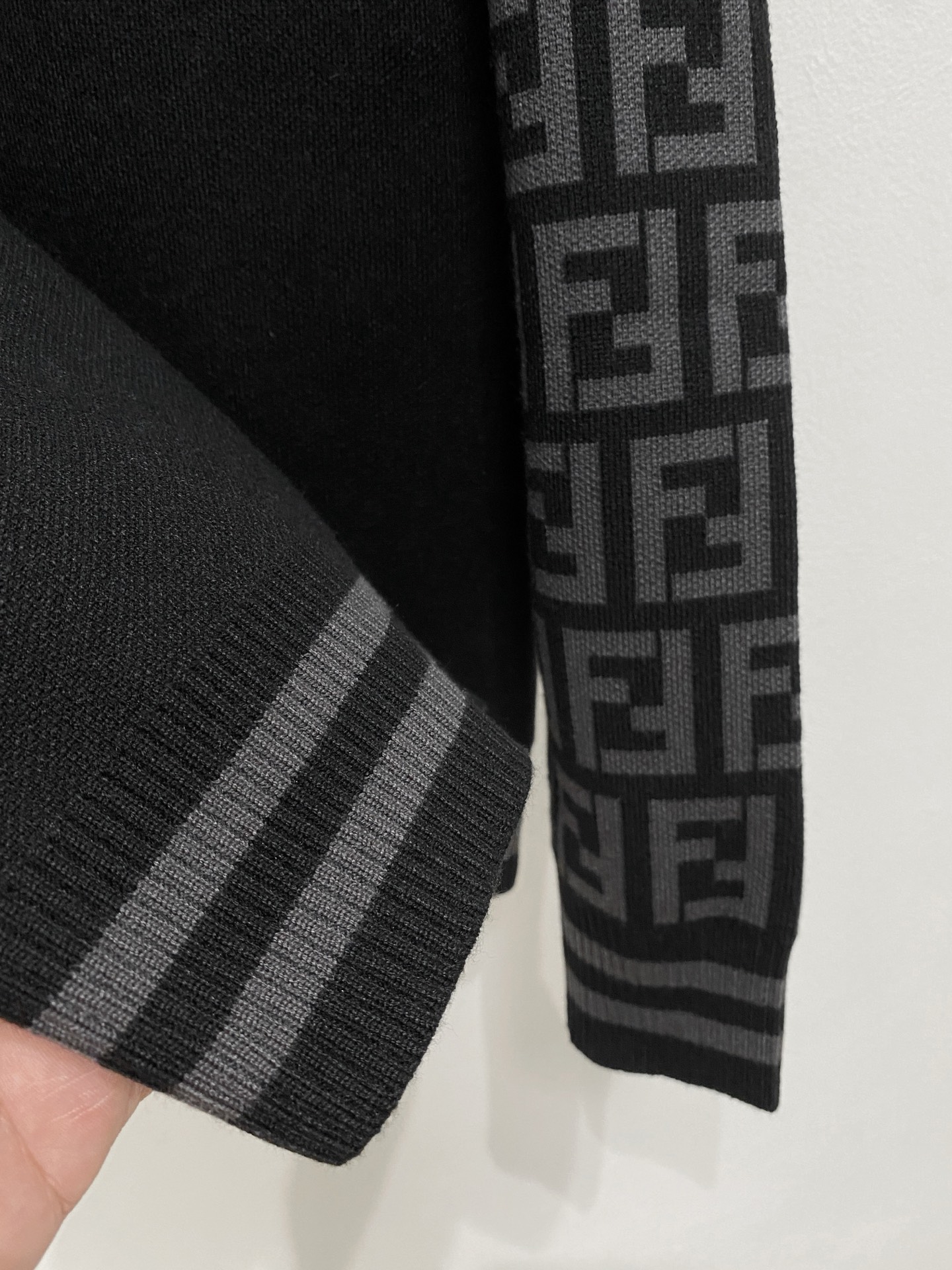 🌾 芬迪圆领毛衣，采用羊毛混纺纱线，保暖性佳，蓬松柔软，加倍呵护肌肤，给你轻如无物的穿着感体验。高品质天