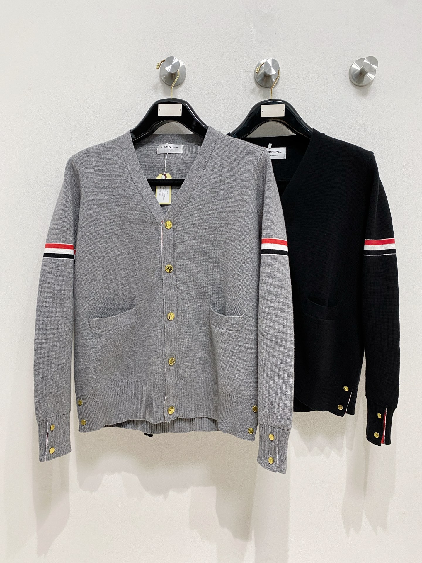 🌾 TB开衫毛衣，采用羊毛混纺纱线，保暖性佳，蓬松柔软，加倍呵护肌肤，给你轻如无物的穿着感体验。高品质天