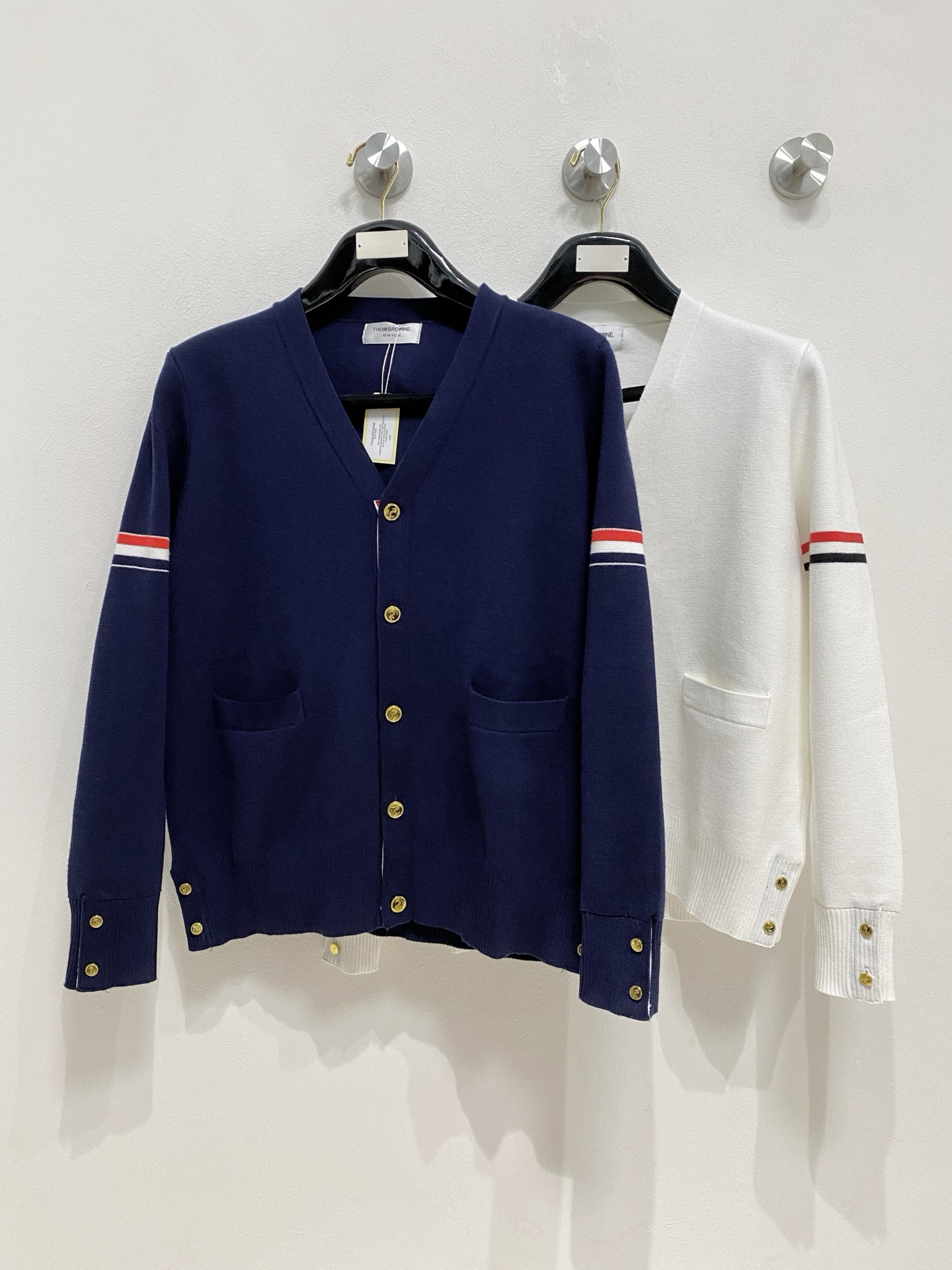 🌾 TB开衫毛衣，采用羊毛混纺纱线，保暖性佳，蓬松柔软，加倍呵护肌肤，给你轻如无物的穿着感体验。高品质天