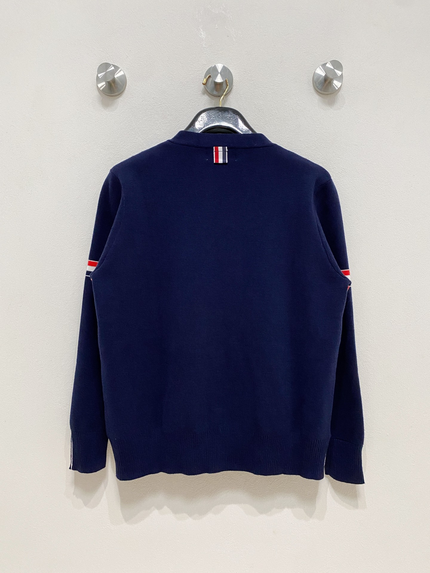 🌾 TB开衫毛衣，采用羊毛混纺纱线，保暖性佳，蓬松柔软，加倍呵护肌肤，给你轻如无物的穿着感体验。高品质天