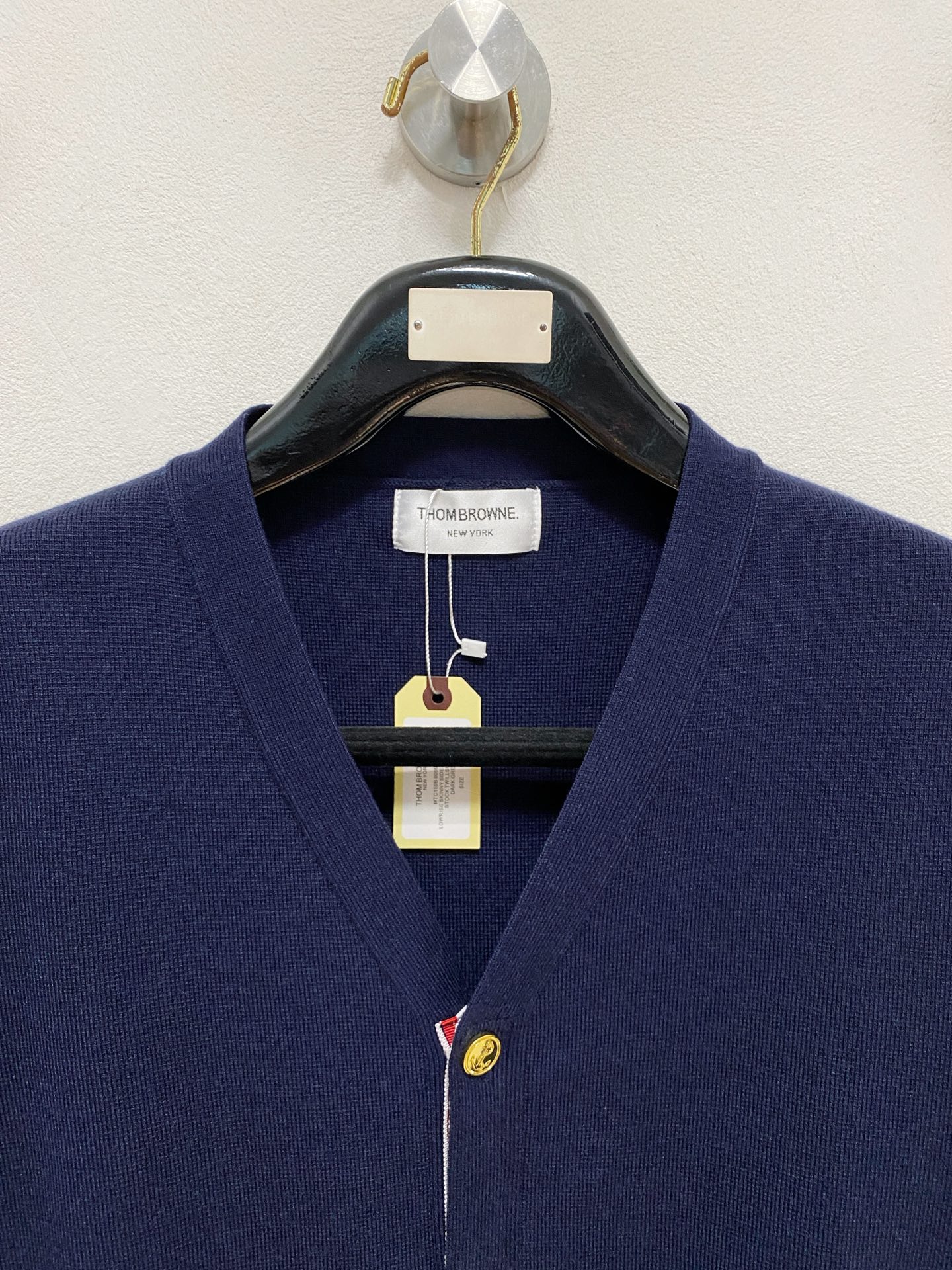 🌾 TB开衫毛衣，采用羊毛混纺纱线，保暖性佳，蓬松柔软，加倍呵护肌肤，给你轻如无物的穿着感体验。高品质天