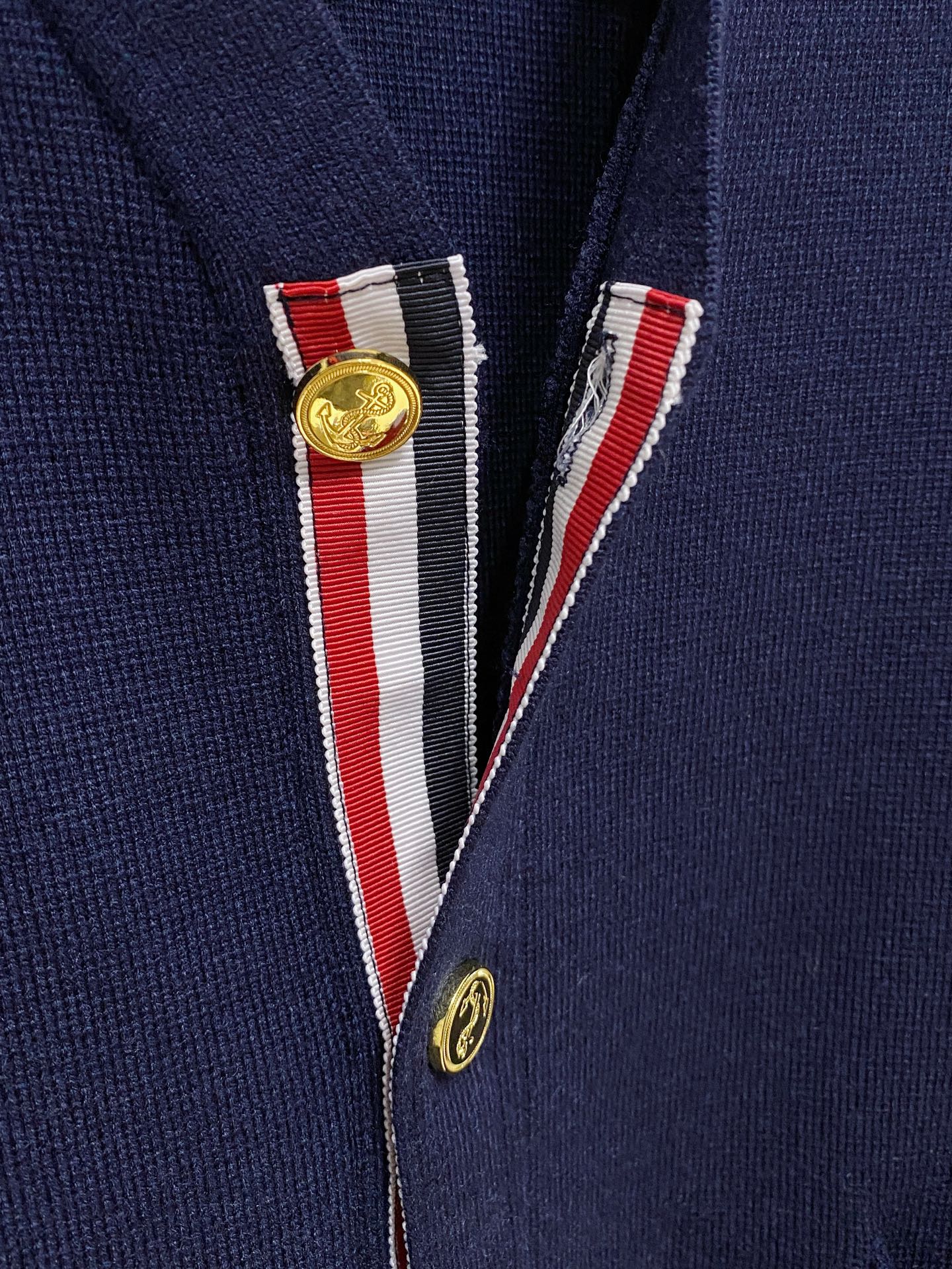 🌾 TB开衫毛衣，采用羊毛混纺纱线，保暖性佳，蓬松柔软，加倍呵护肌肤，给你轻如无物的穿着感体验。高品质天