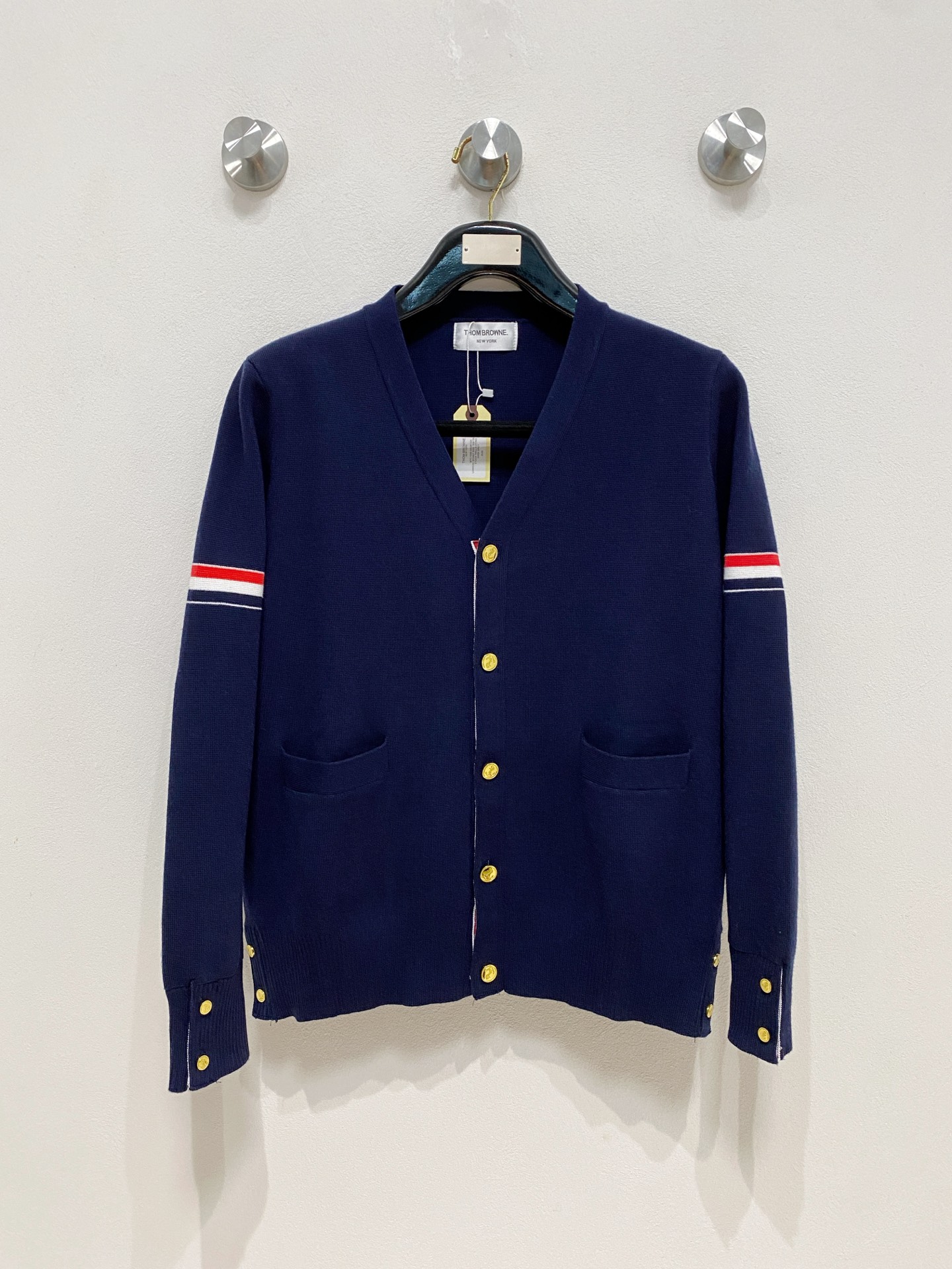 🌾 TB开衫毛衣，采用羊毛混纺纱线，保暖性佳，蓬松柔软，加倍呵护肌肤，给你轻如无物的穿着感体验。高品质天