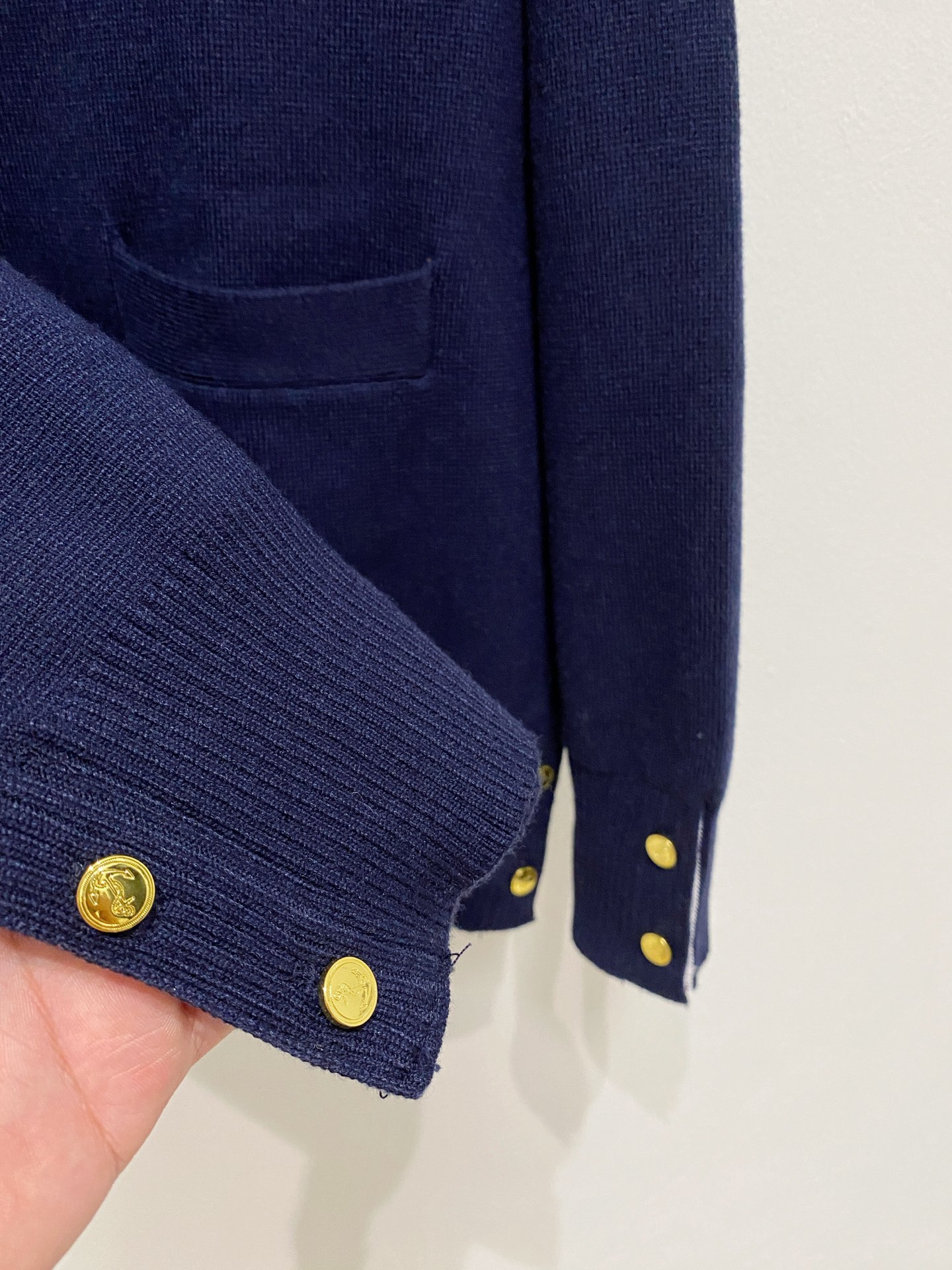 🌾 TB开衫毛衣，采用羊毛混纺纱线，保暖性佳，蓬松柔软，加倍呵护肌肤，给你轻如无物的穿着感体验。高品质天