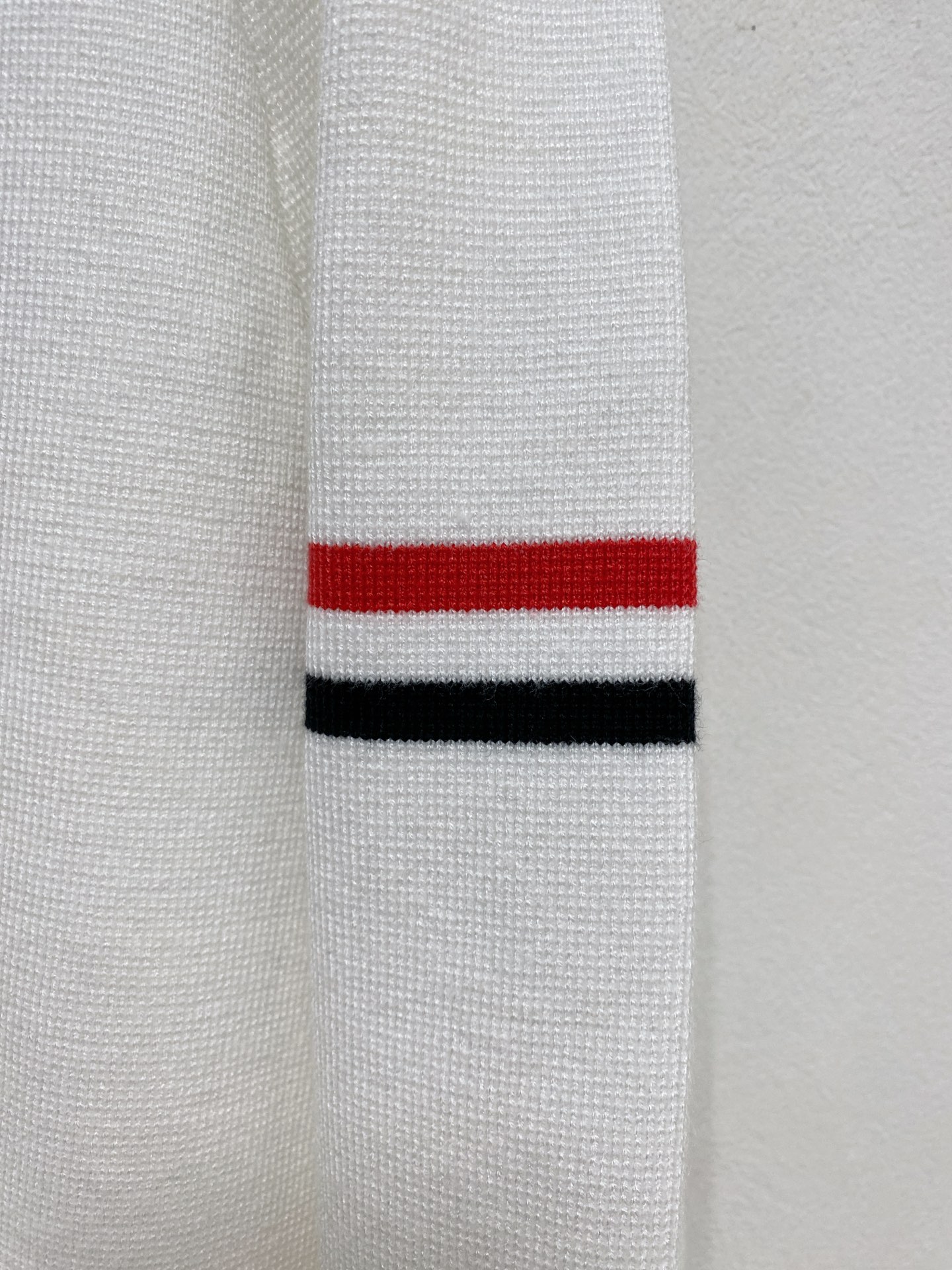 🌾 TB开衫毛衣，采用羊毛混纺纱线，保暖性佳，蓬松柔软，加倍呵护肌肤，给你轻如无物的穿着感体验。高品质天