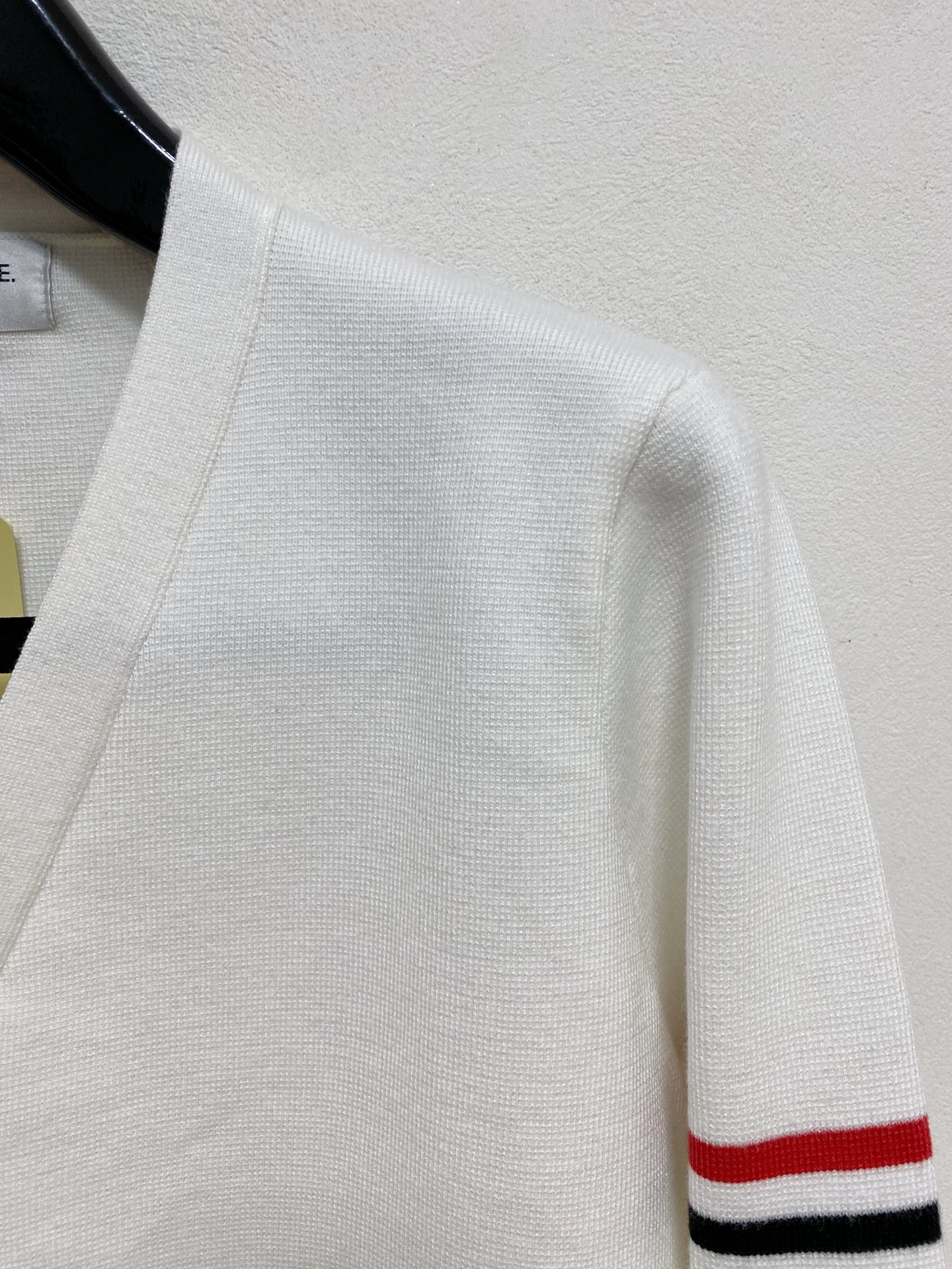 🌾 TB开衫毛衣，采用羊毛混纺纱线，保暖性佳，蓬松柔软，加倍呵护肌肤，给你轻如无物的穿着感体验。高品质天