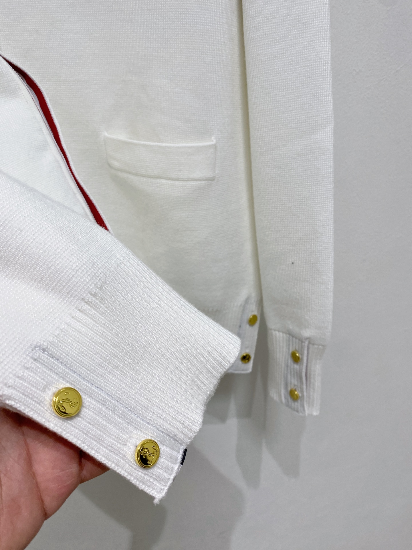 🌾 TB开衫毛衣，采用羊毛混纺纱线，保暖性佳，蓬松柔软，加倍呵护肌肤，给你轻如无物的穿着感体验。高品质天