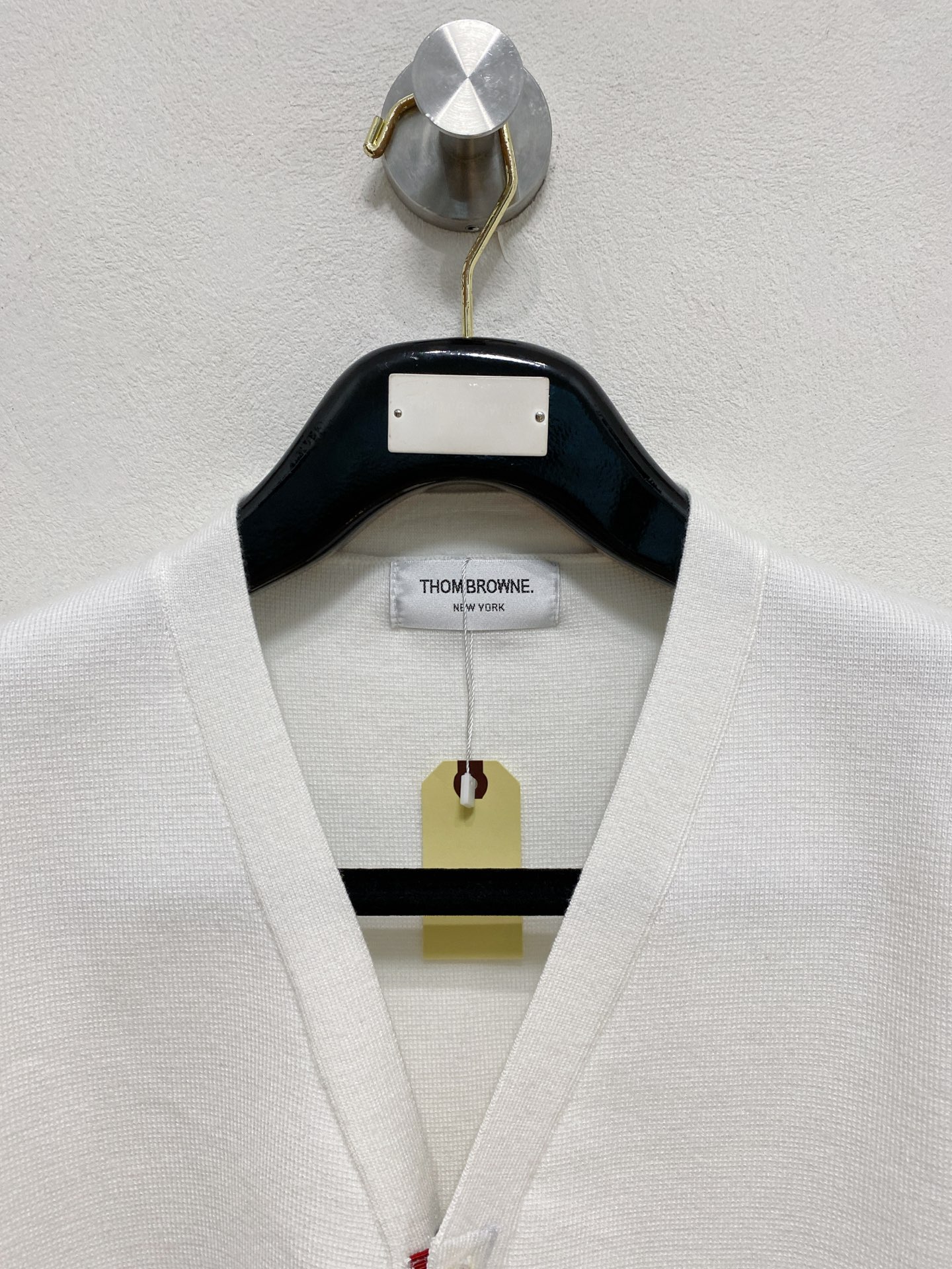 🌾 TB开衫毛衣，采用羊毛混纺纱线，保暖性佳，蓬松柔软，加倍呵护肌肤，给你轻如无物的穿着感体验。高品质天