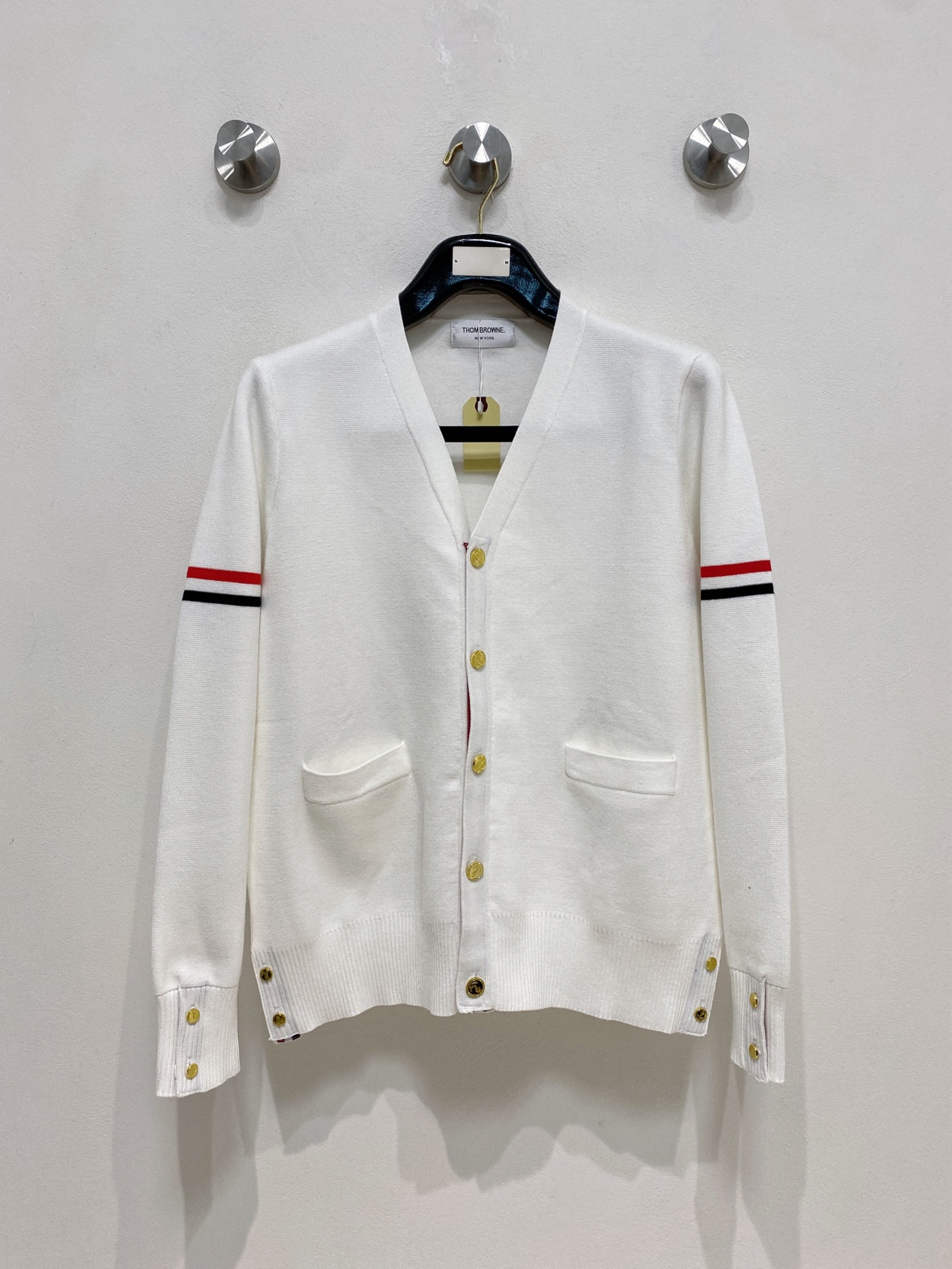 NO:594885,TB cardigan sweater is made of wool blended yarn, which has good warmth retention, is fluffy and soft, doubles the skin care, and gives you a lightweight wearing experience. High-quality natural fiber ensures a high-quality life. The whole piece is made of solid color single-sided craftsmanship, leaving loose space when fit, solid color plain weave, neat fabric surface, solid color design, durable and high-end. Half-high collar zipper design, meticulous workmanship, fashionable and versatile, back shoulder version  The design is simple and comfortable, and uses counter stitching to highlight the quality in the details, making the temperament more low-key, calm and stylish, and better showing the clean and tidy side of successful men. The collar, cuffs, and hem are made of dense rib weaving, which is tight and elastic, not easy to deform, and highlights the texture of details. Whether worn alone or as an inner layer, it can not only give you warmth, but also give you a refined sense of fashion.  Size M-XXXL,,sweaters,alexander wang19860909TB开衫毛衣,采用羊毛混纺纱线,保暖性佳,蓬松柔软,加倍呵护肌肤,给你轻如无物的穿着感体验.高品质天然纤维,保障高品质生活.整件采用净色单面工艺,合体留有松量,净色平纹,织面整洁,纯色设计,耐看高阶.半高领拉链设计,做工细致,时尚又百搭,后倒肩版型设计,简约舒适,同时运用反针衔接,在细节处彰显品质,让气质更加低调内敛,沉稳有型,更好地展示成功男士干净利落的一面.领口,袖口,下摆采用加密罗纹织法,紧密有弹力,不易变形,彰显细节质感.无论单穿还是内搭,既能给你绵绵暖意,又能给你精致的时髦感.  码数M-XXXL,,sweaters,alexander wang,Men's clothing