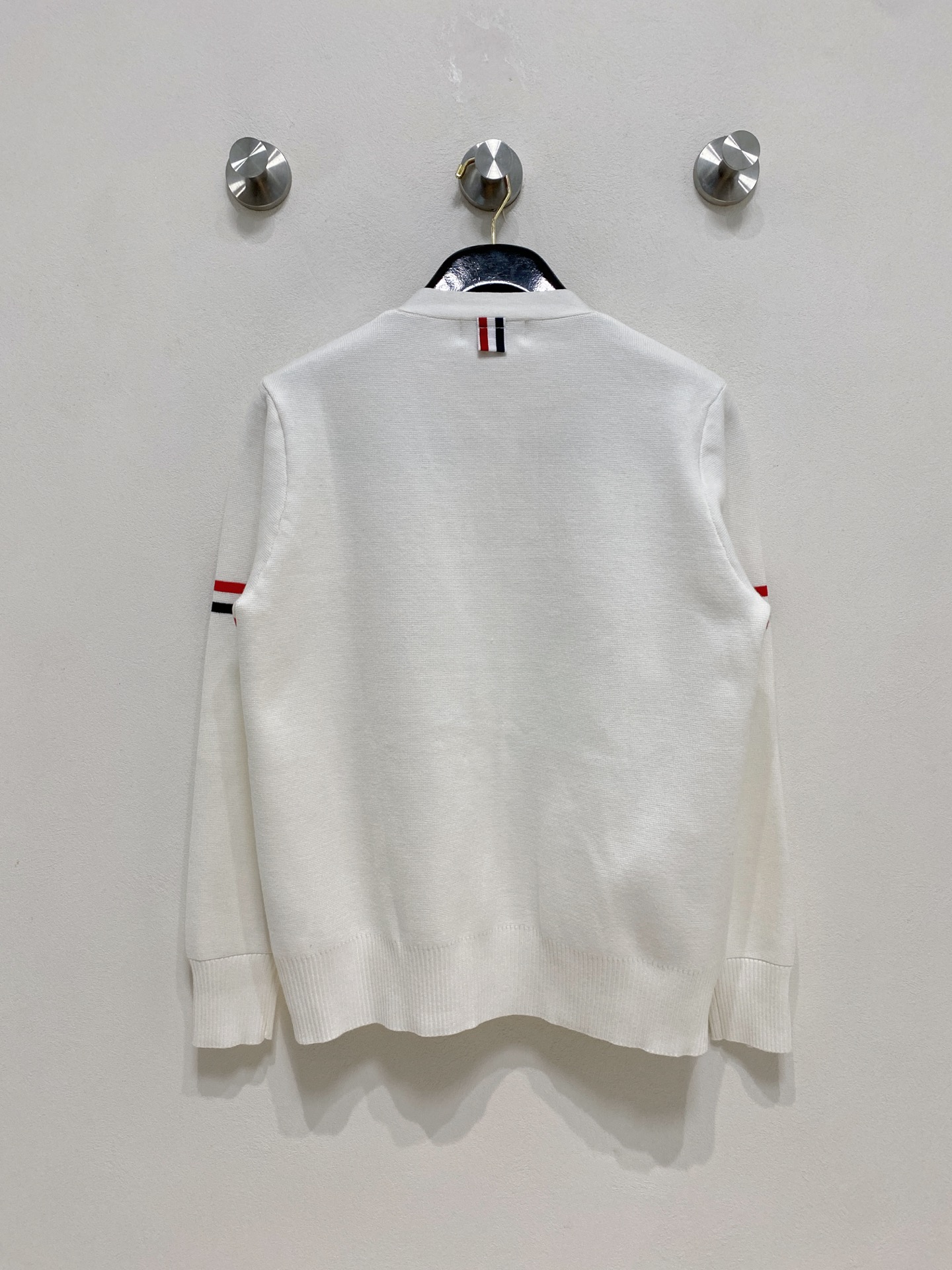 🌾 TB开衫毛衣，采用羊毛混纺纱线，保暖性佳，蓬松柔软，加倍呵护肌肤，给你轻如无物的穿着感体验。高品质天