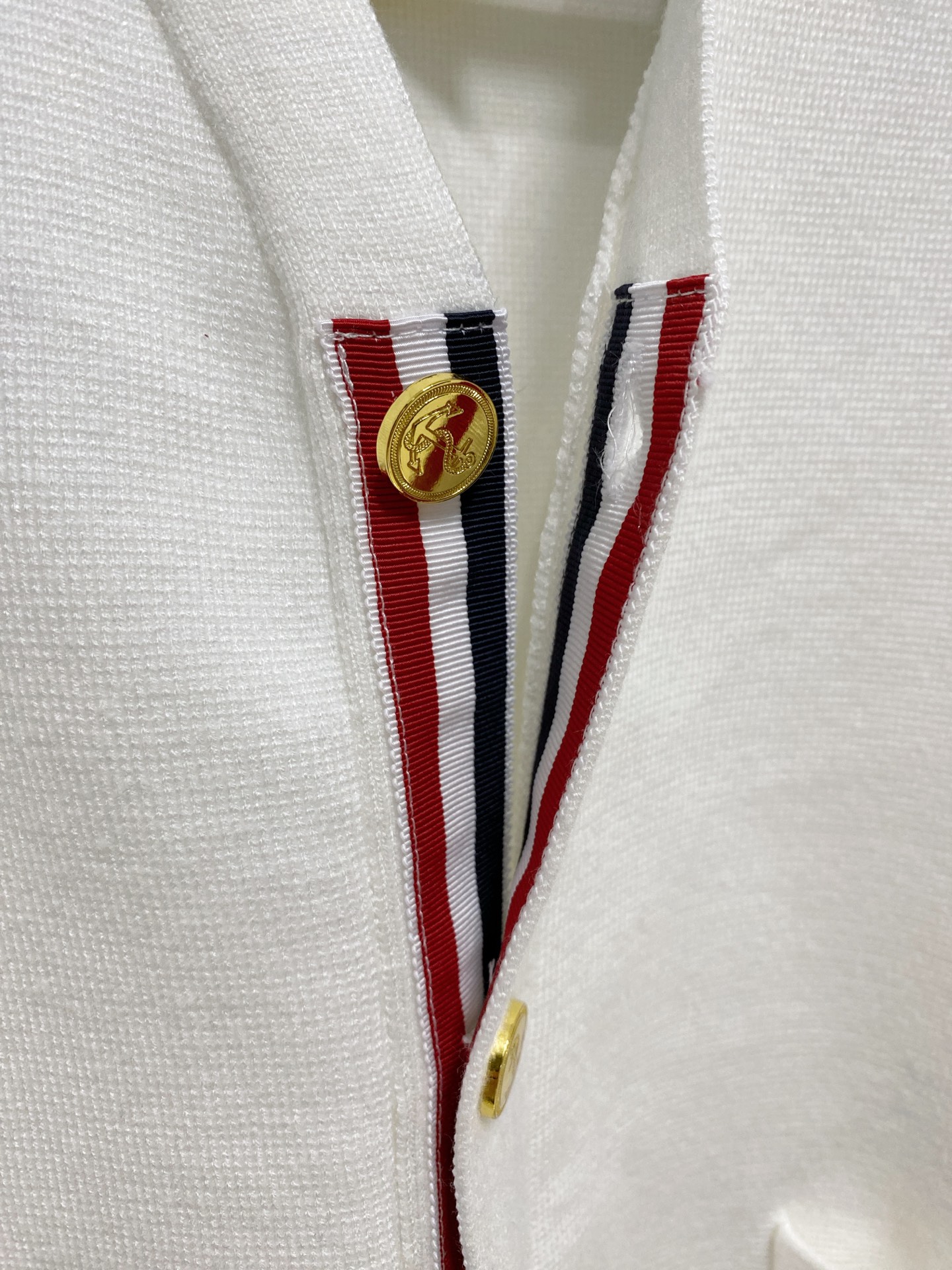 🌾 TB开衫毛衣，采用羊毛混纺纱线，保暖性佳，蓬松柔软，加倍呵护肌肤，给你轻如无物的穿着感体验。高品质天