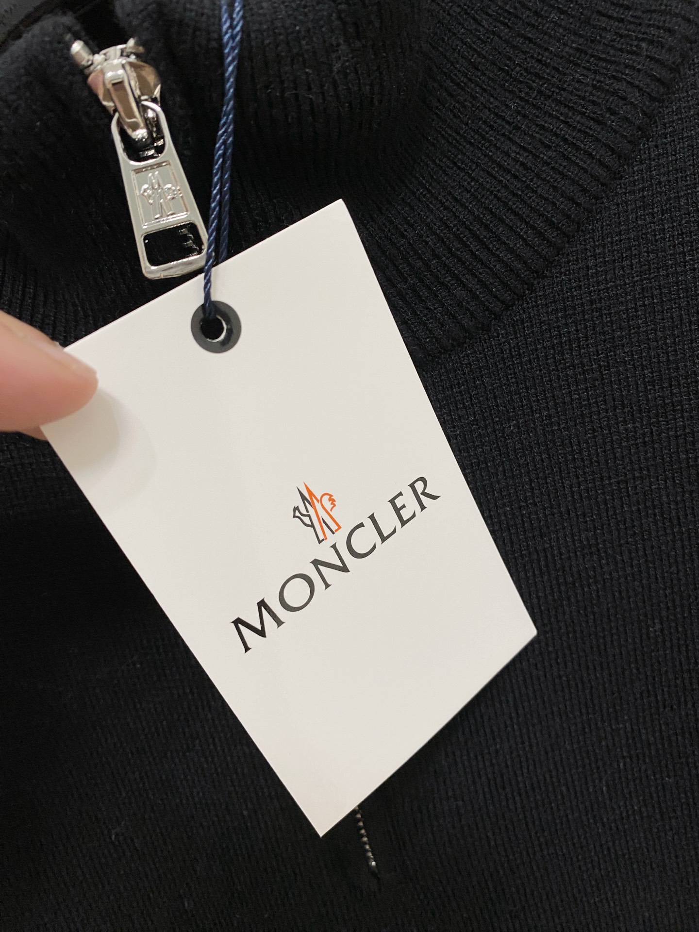 🌾 蒙口圆领毛衣，采用羊毛混纺纱线，保暖性佳，蓬松柔软，加倍呵护肌肤，给你轻如无物的穿着感体验。高品质天