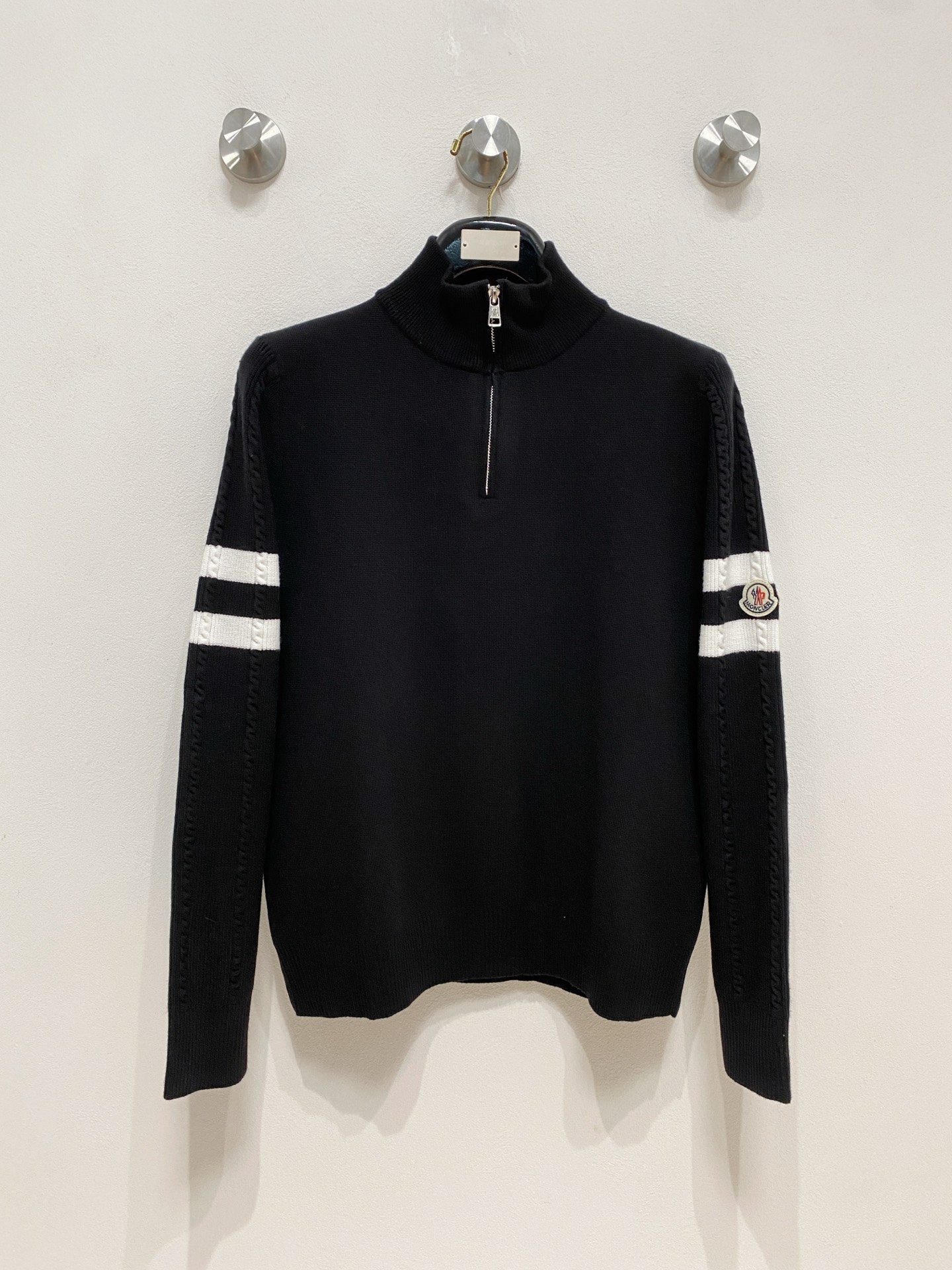 🌾 蒙口圆领毛衣，采用羊毛混纺纱线，保暖性佳，蓬松柔软，加倍呵护肌肤，给你轻如无物的穿着感体验。高品质天