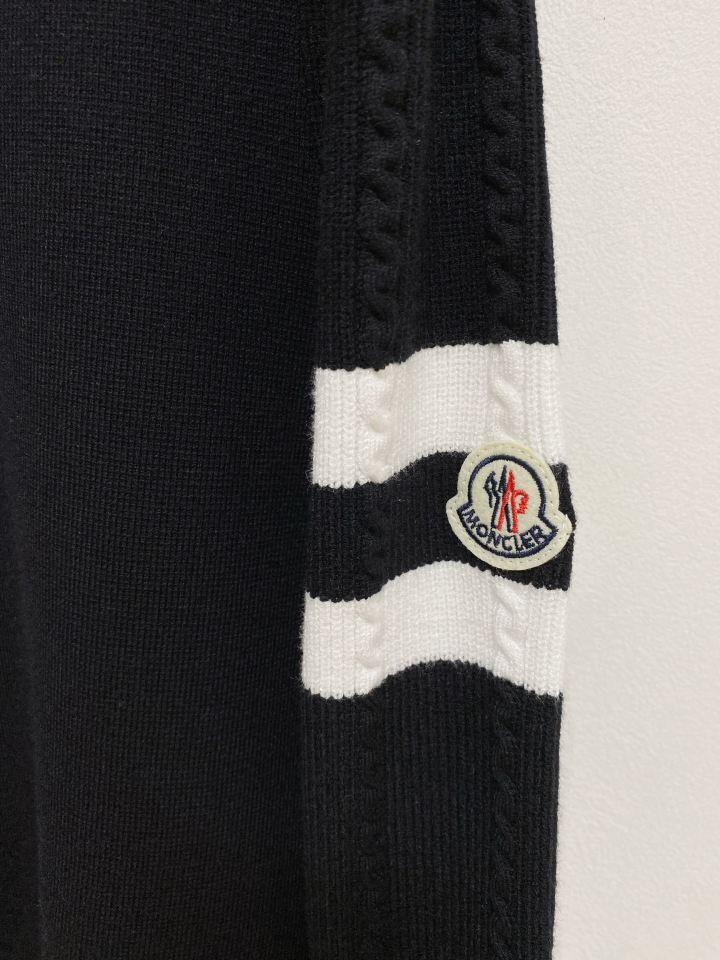 🌾 蒙口圆领毛衣，采用羊毛混纺纱线，保暖性佳，蓬松柔软，加倍呵护肌肤，给你轻如无物的穿着感体验。高品质天