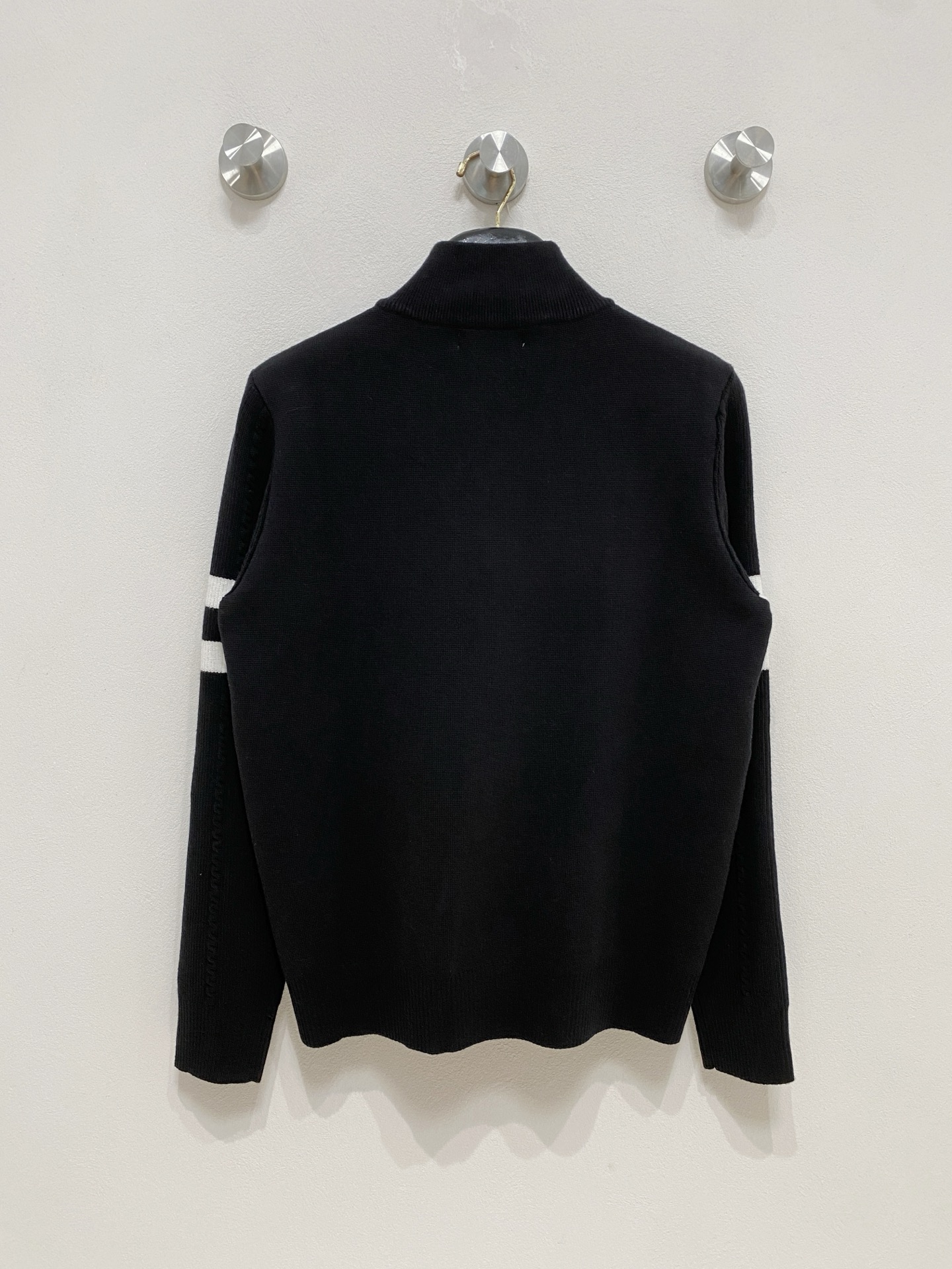 🌾 蒙口圆领毛衣，采用羊毛混纺纱线，保暖性佳，蓬松柔软，加倍呵护肌肤，给你轻如无物的穿着感体验。高品质天