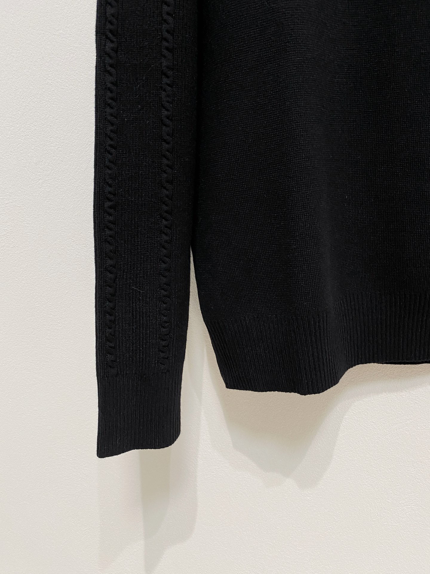 🌾 蒙口圆领毛衣，采用羊毛混纺纱线，保暖性佳，蓬松柔软，加倍呵护肌肤，给你轻如无物的穿着感体验。高品质天