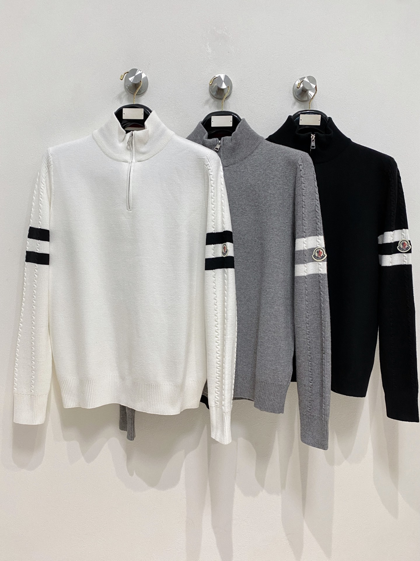 🌾 蒙口圆领毛衣，采用羊毛混纺纱线，保暖性佳，蓬松柔软，加倍呵护肌肤，给你轻如无物的穿着感体验。高品质天