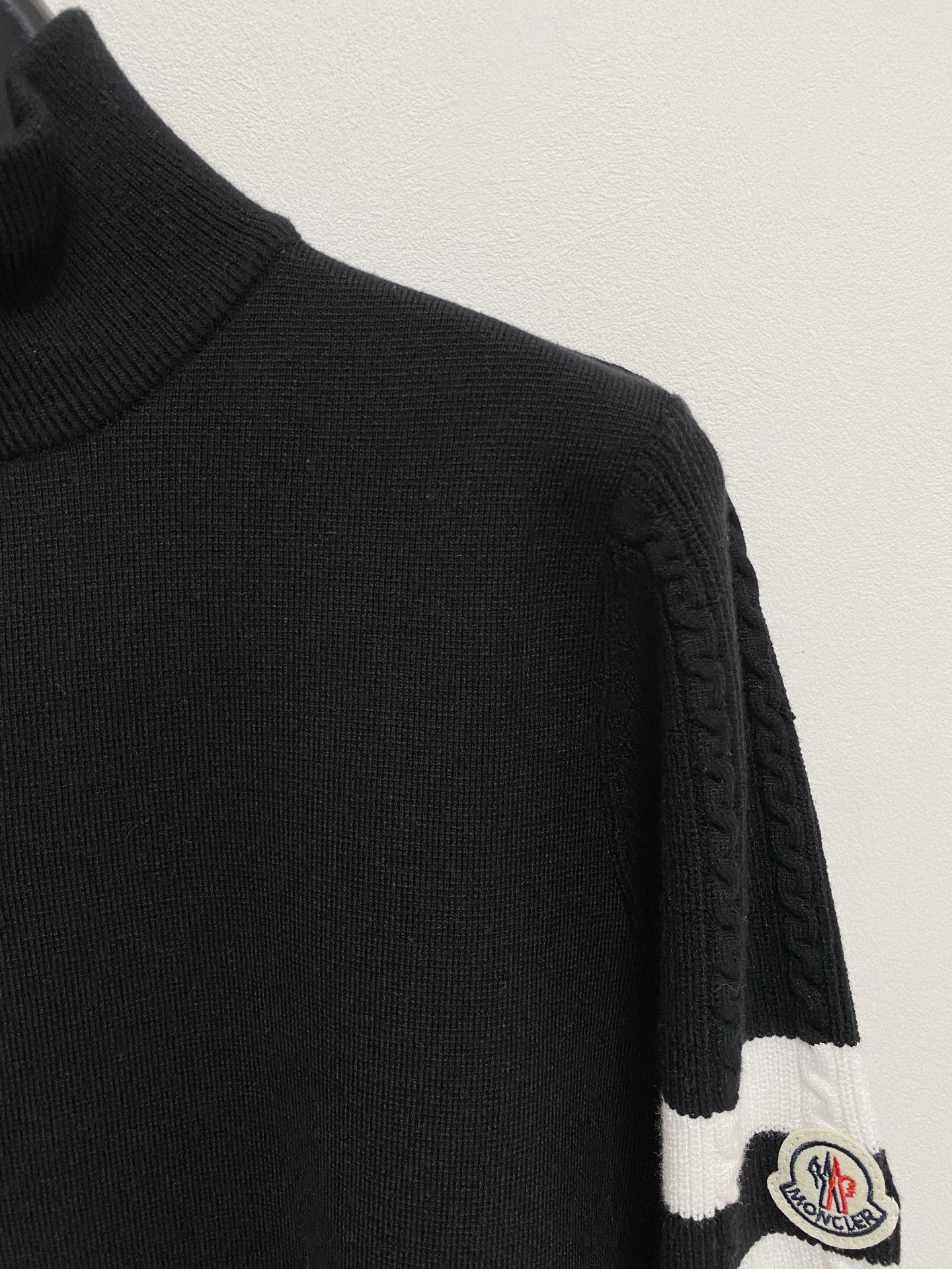 🌾 蒙口圆领毛衣，采用羊毛混纺纱线，保暖性佳，蓬松柔软，加倍呵护肌肤，给你轻如无物的穿着感体验。高品质天