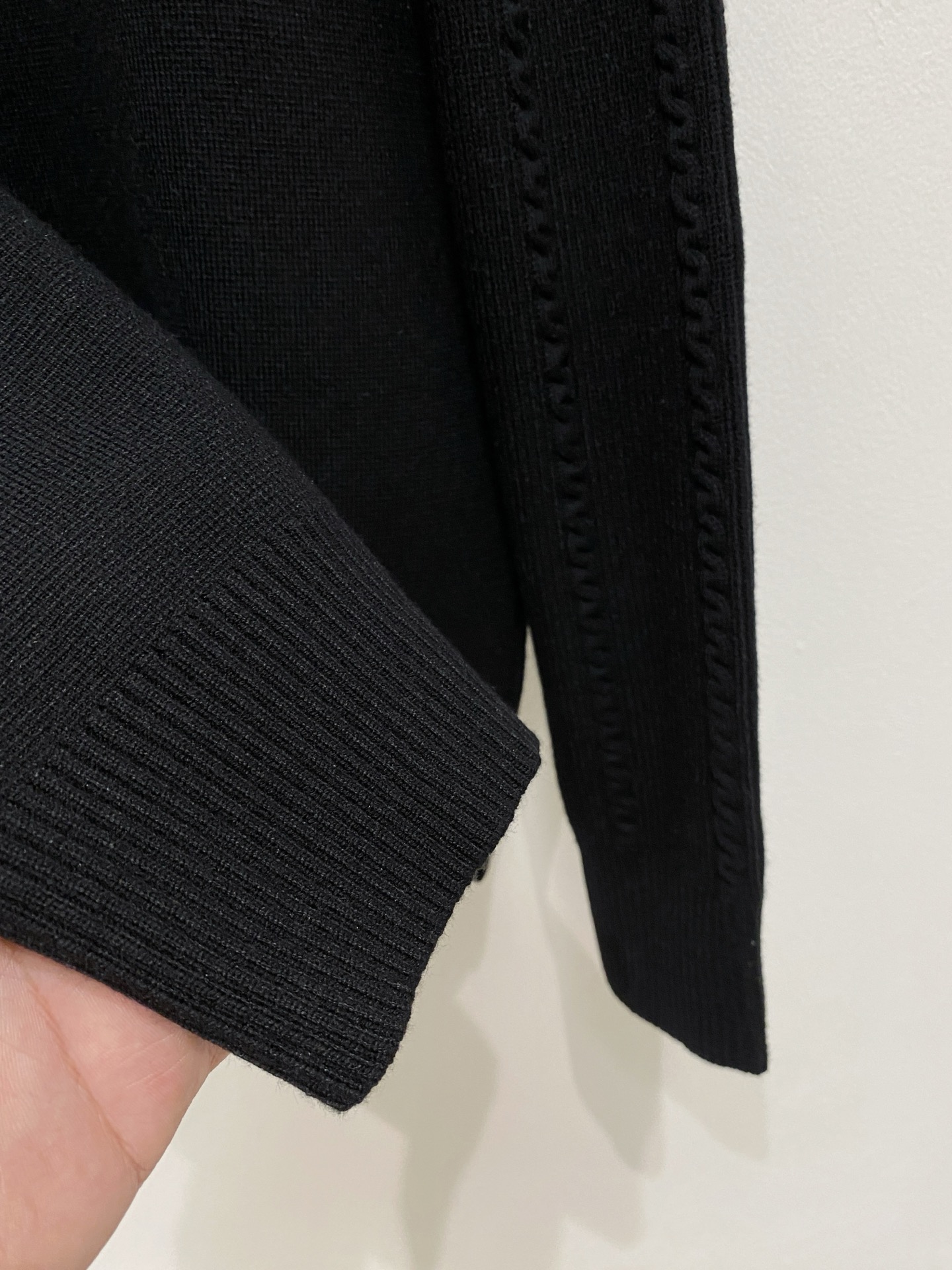 🌾 蒙口圆领毛衣，采用羊毛混纺纱线，保暖性佳，蓬松柔软，加倍呵护肌肤，给你轻如无物的穿着感体验。高品质天