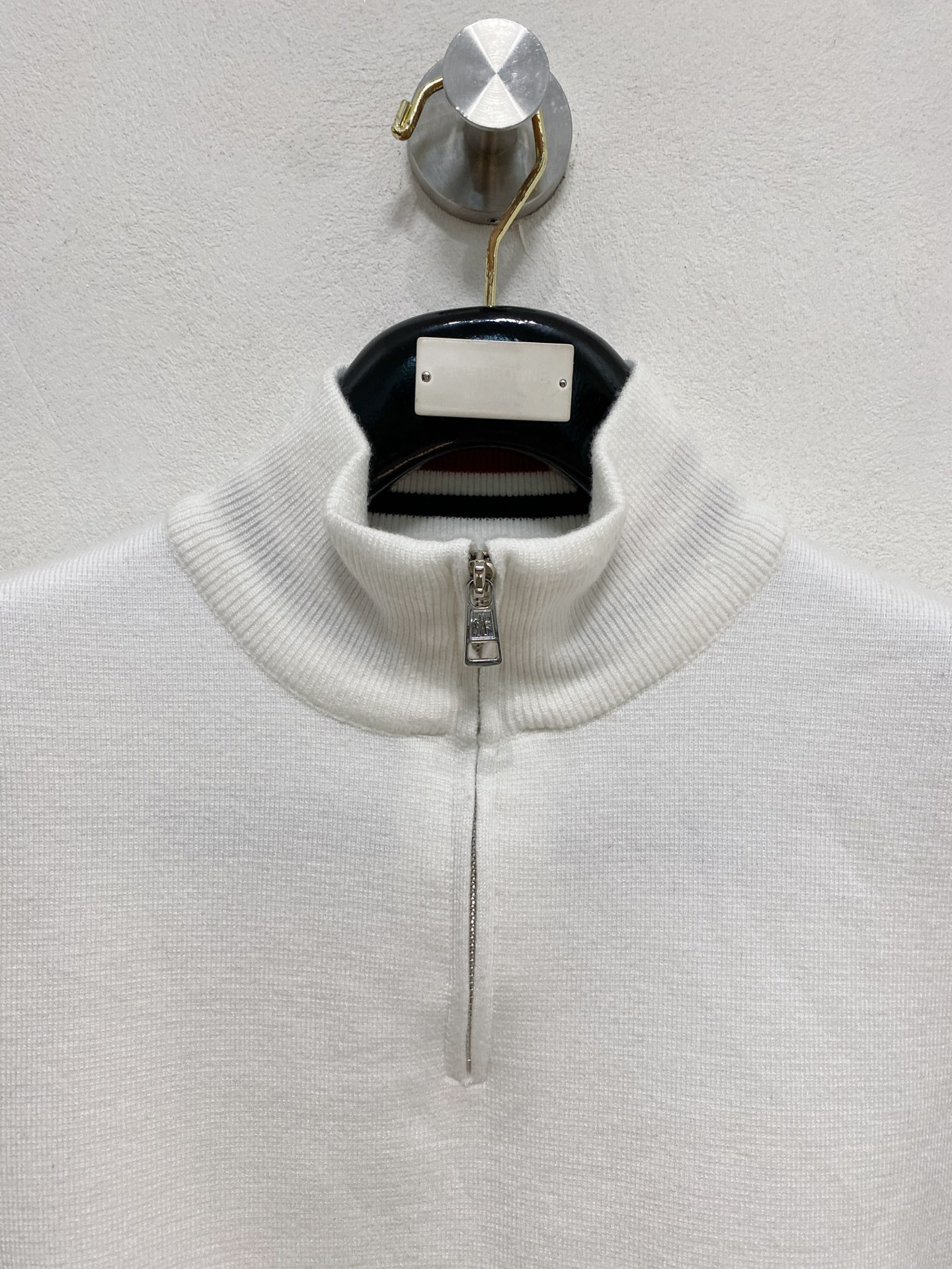 🌾 蒙口圆领毛衣，采用羊毛混纺纱线，保暖性佳，蓬松柔软，加倍呵护肌肤，给你轻如无物的穿着感体验。高品质天