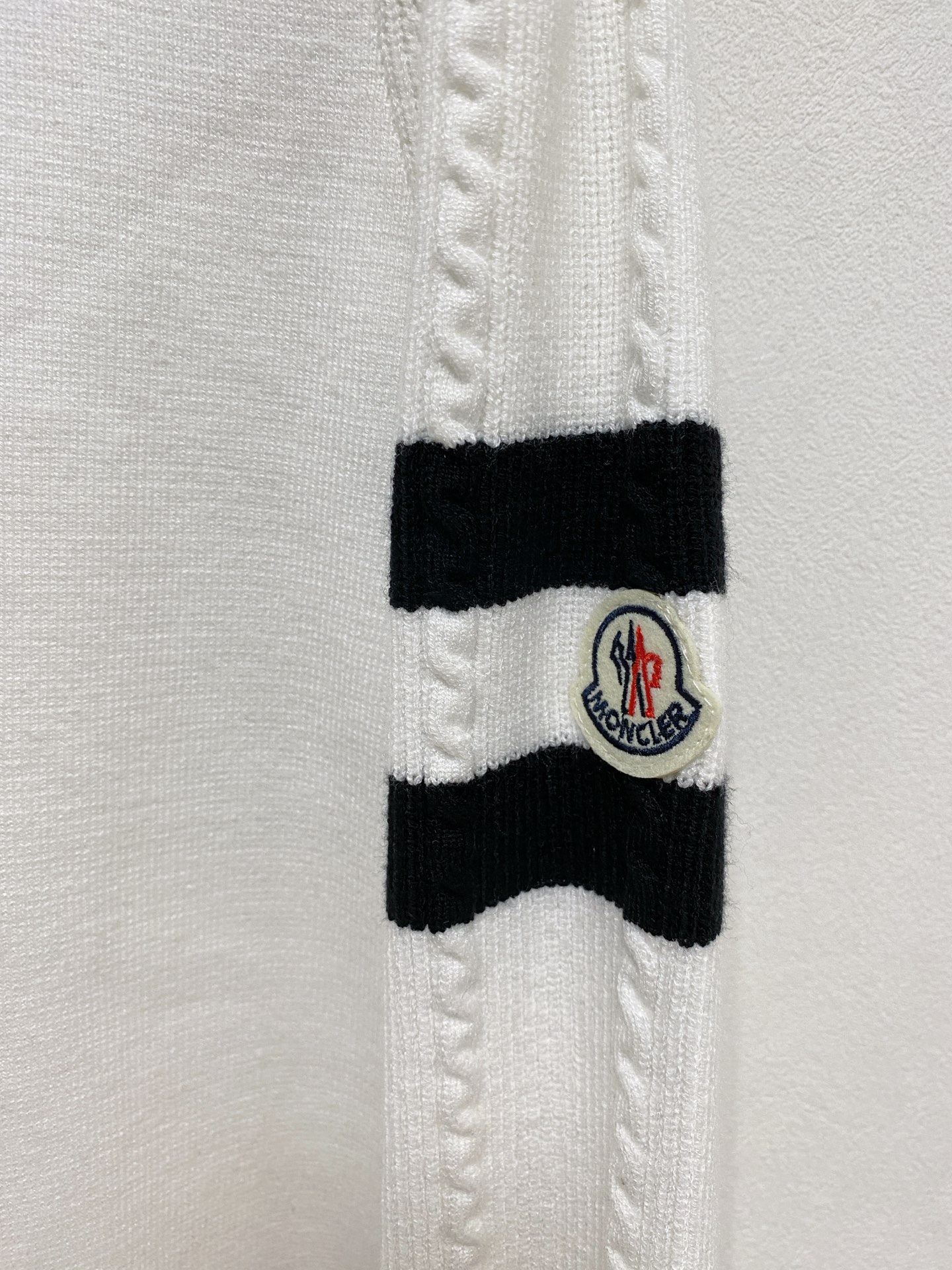 🌾 蒙口圆领毛衣，采用羊毛混纺纱线，保暖性佳，蓬松柔软，加倍呵护肌肤，给你轻如无物的穿着感体验。高品质天