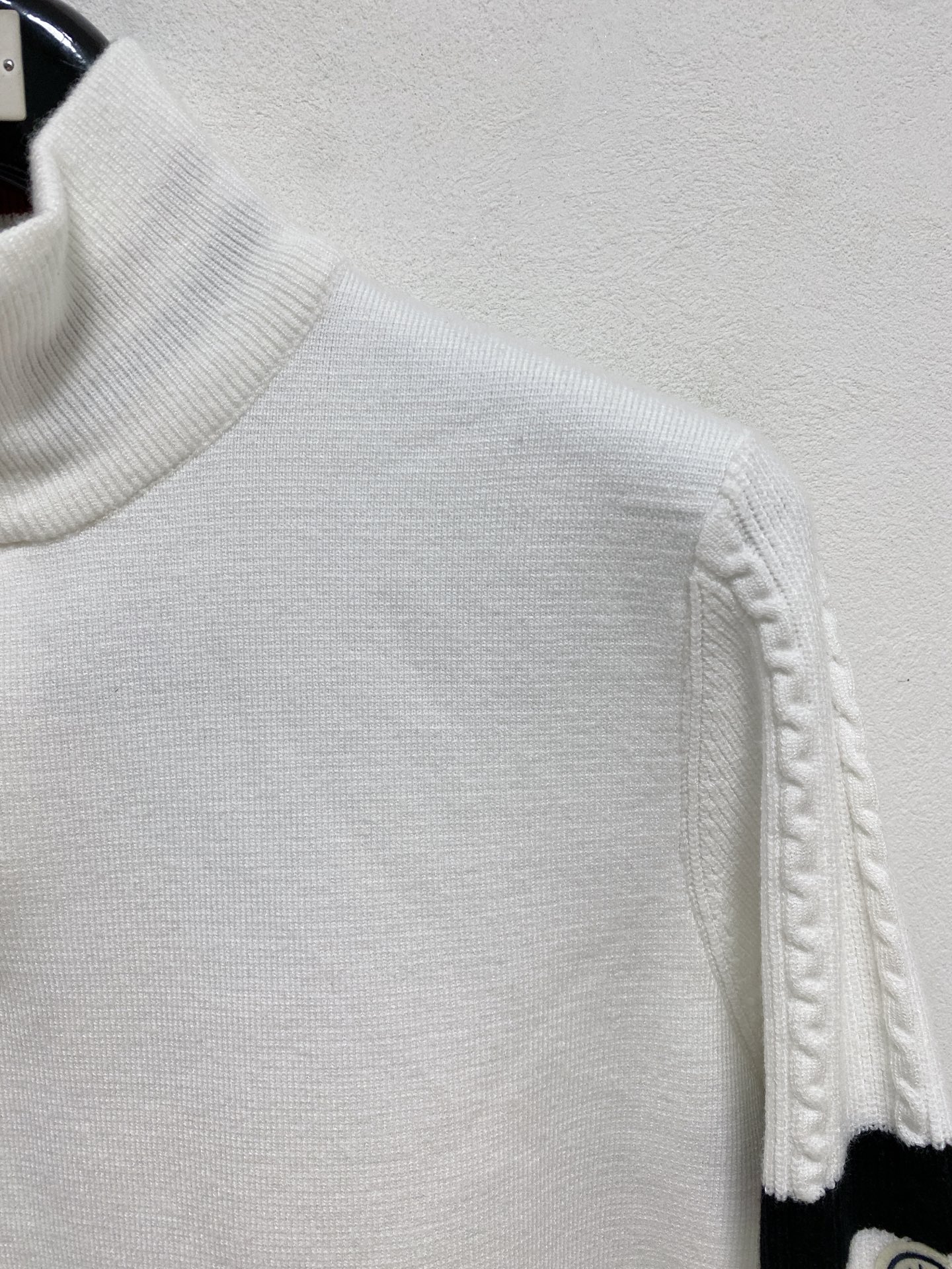 🌾 蒙口圆领毛衣，采用羊毛混纺纱线，保暖性佳，蓬松柔软，加倍呵护肌肤，给你轻如无物的穿着感体验。高品质天