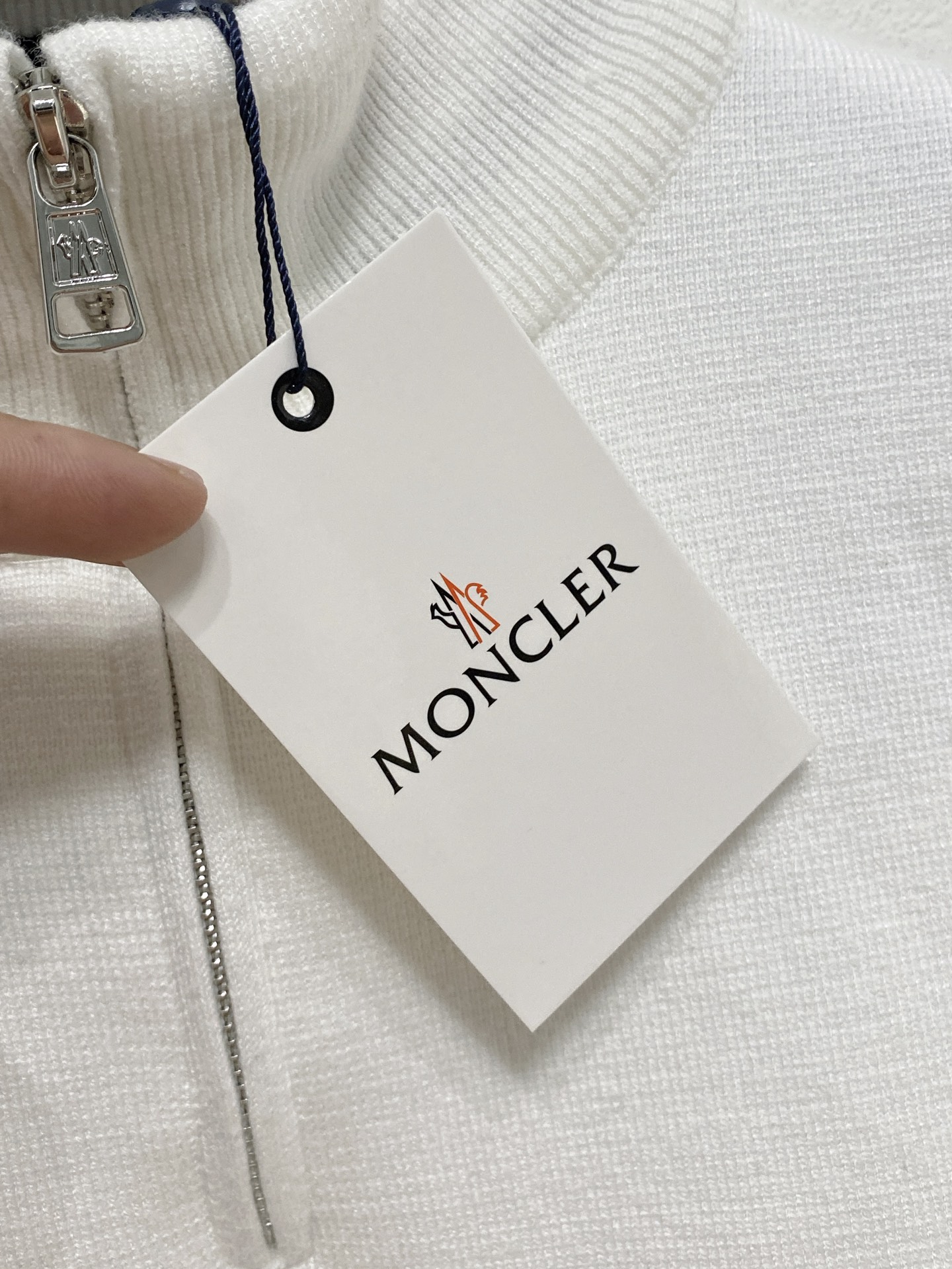 🌾 蒙口圆领毛衣，采用羊毛混纺纱线，保暖性佳，蓬松柔软，加倍呵护肌肤，给你轻如无物的穿着感体验。高品质天