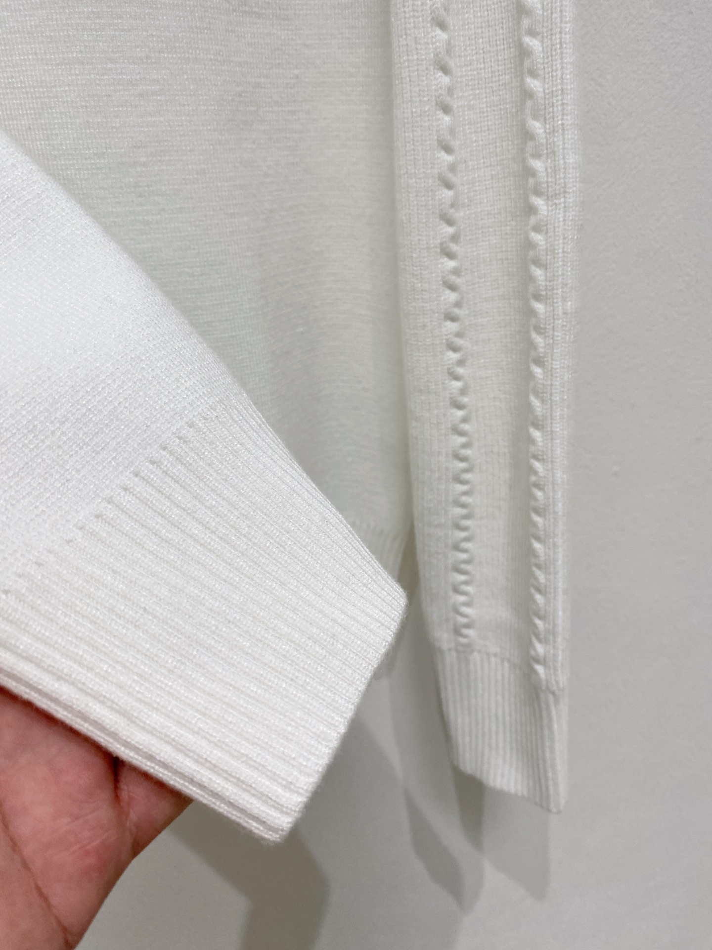 🌾 蒙口圆领毛衣，采用羊毛混纺纱线，保暖性佳，蓬松柔软，加倍呵护肌肤，给你轻如无物的穿着感体验。高品质天