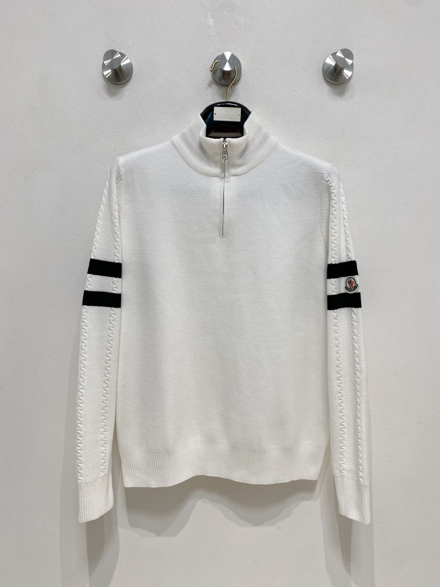 🌾 蒙口圆领毛衣，采用羊毛混纺纱线，保暖性佳，蓬松柔软，加倍呵护肌肤，给你轻如无物的穿着感体验。高品质天