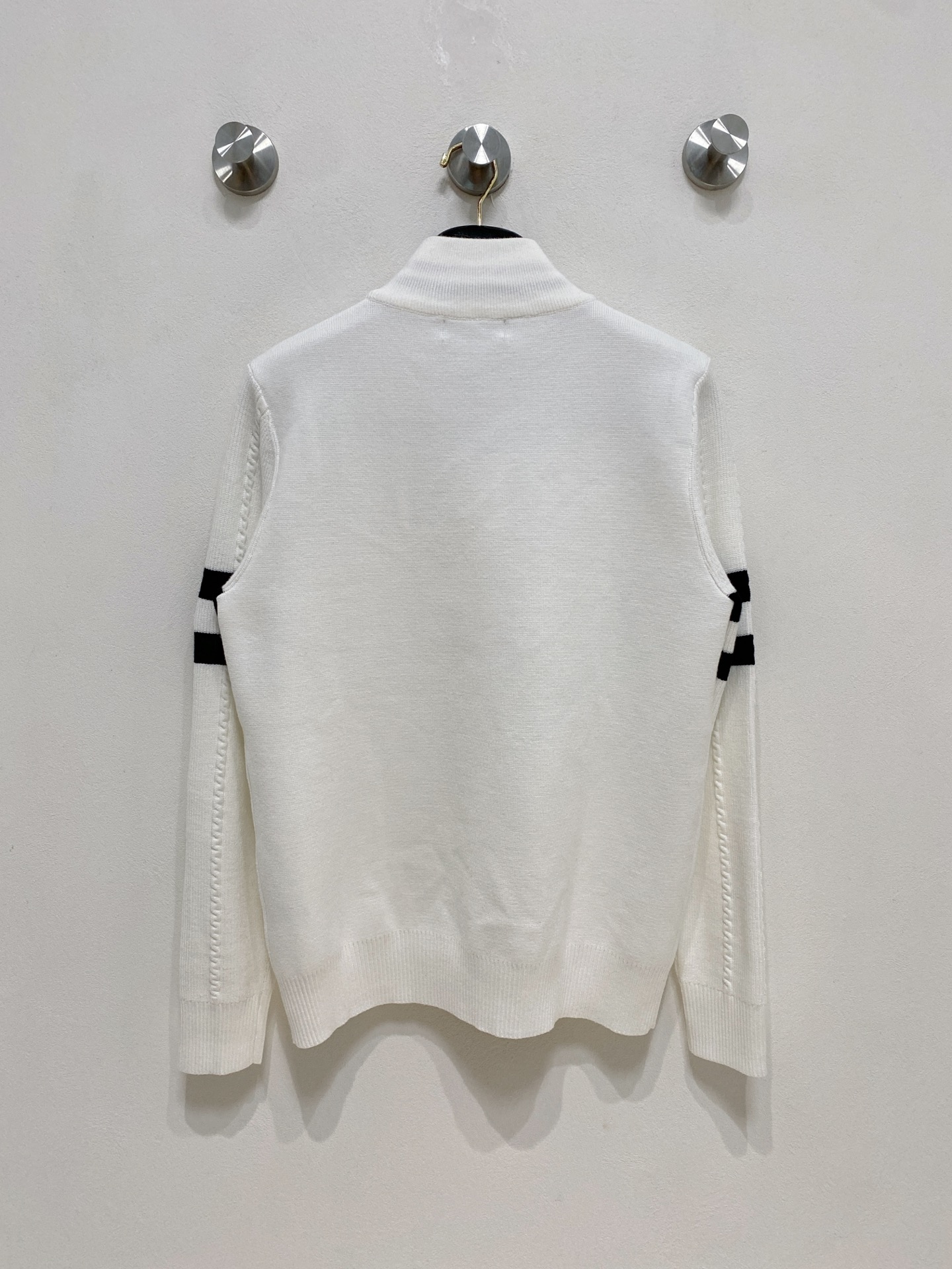 🌾 蒙口圆领毛衣，采用羊毛混纺纱线，保暖性佳，蓬松柔软，加倍呵护肌肤，给你轻如无物的穿着感体验。高品质天