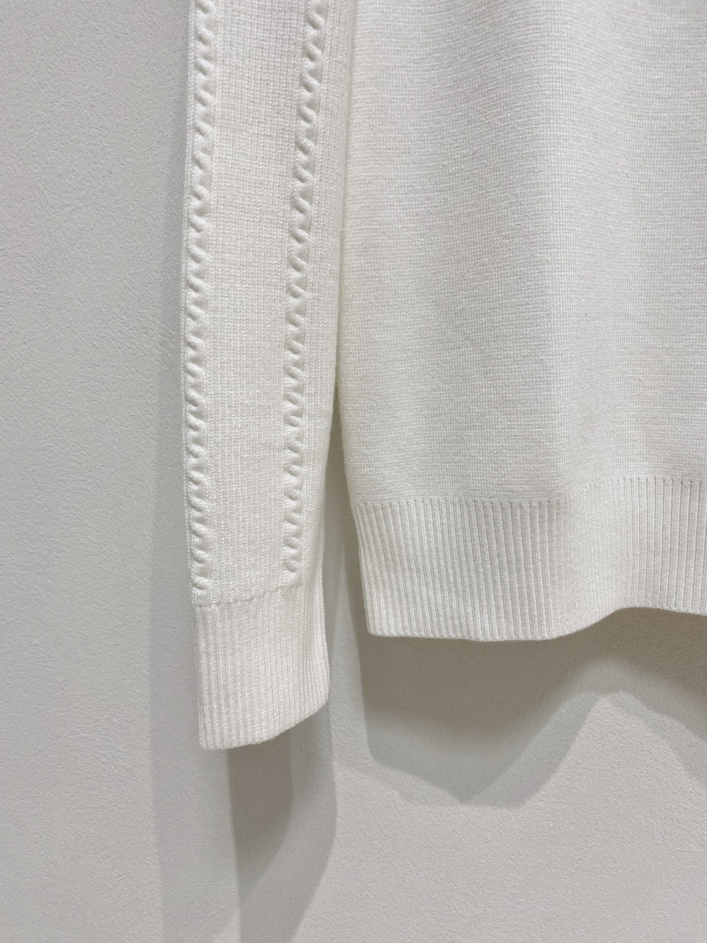 🌾 蒙口圆领毛衣，采用羊毛混纺纱线，保暖性佳，蓬松柔软，加倍呵护肌肤，给你轻如无物的穿着感体验。高品质天