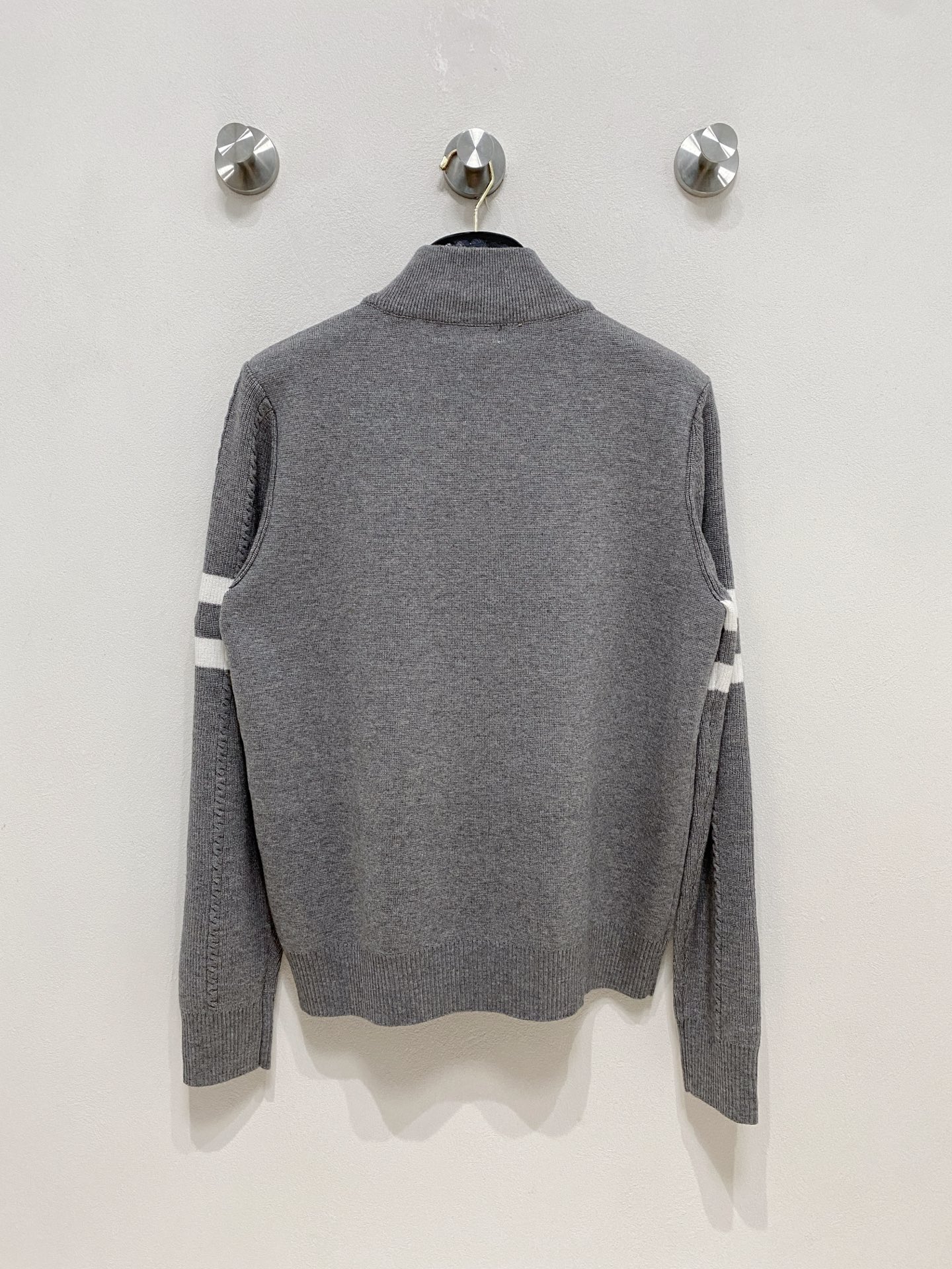 🌾 蒙口圆领毛衣，采用羊毛混纺纱线，保暖性佳，蓬松柔软，加倍呵护肌肤，给你轻如无物的穿着感体验。高品质天