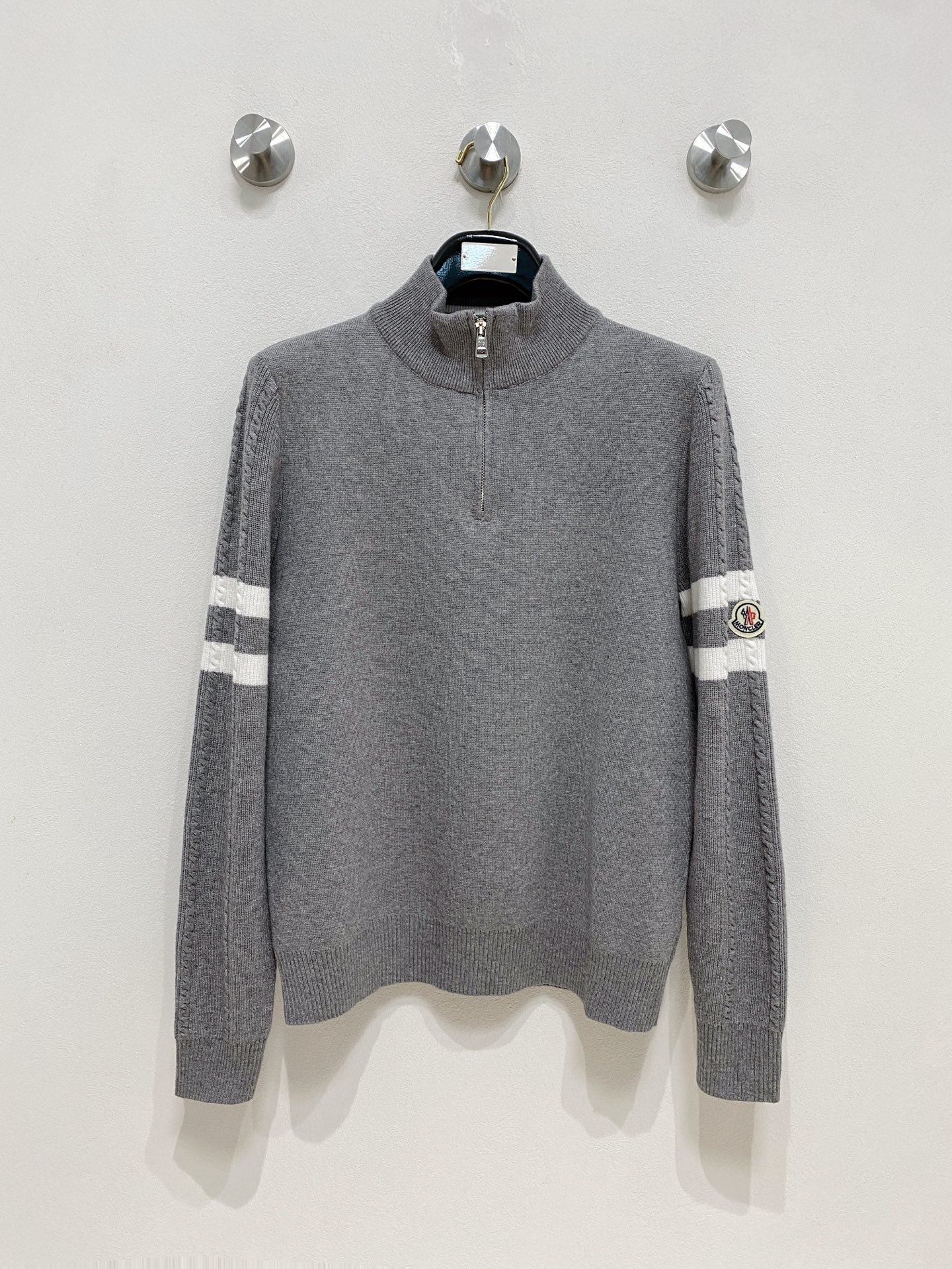 🌾 蒙口圆领毛衣，采用羊毛混纺纱线，保暖性佳，蓬松柔软，加倍呵护肌肤，给你轻如无物的穿着感体验。高品质天