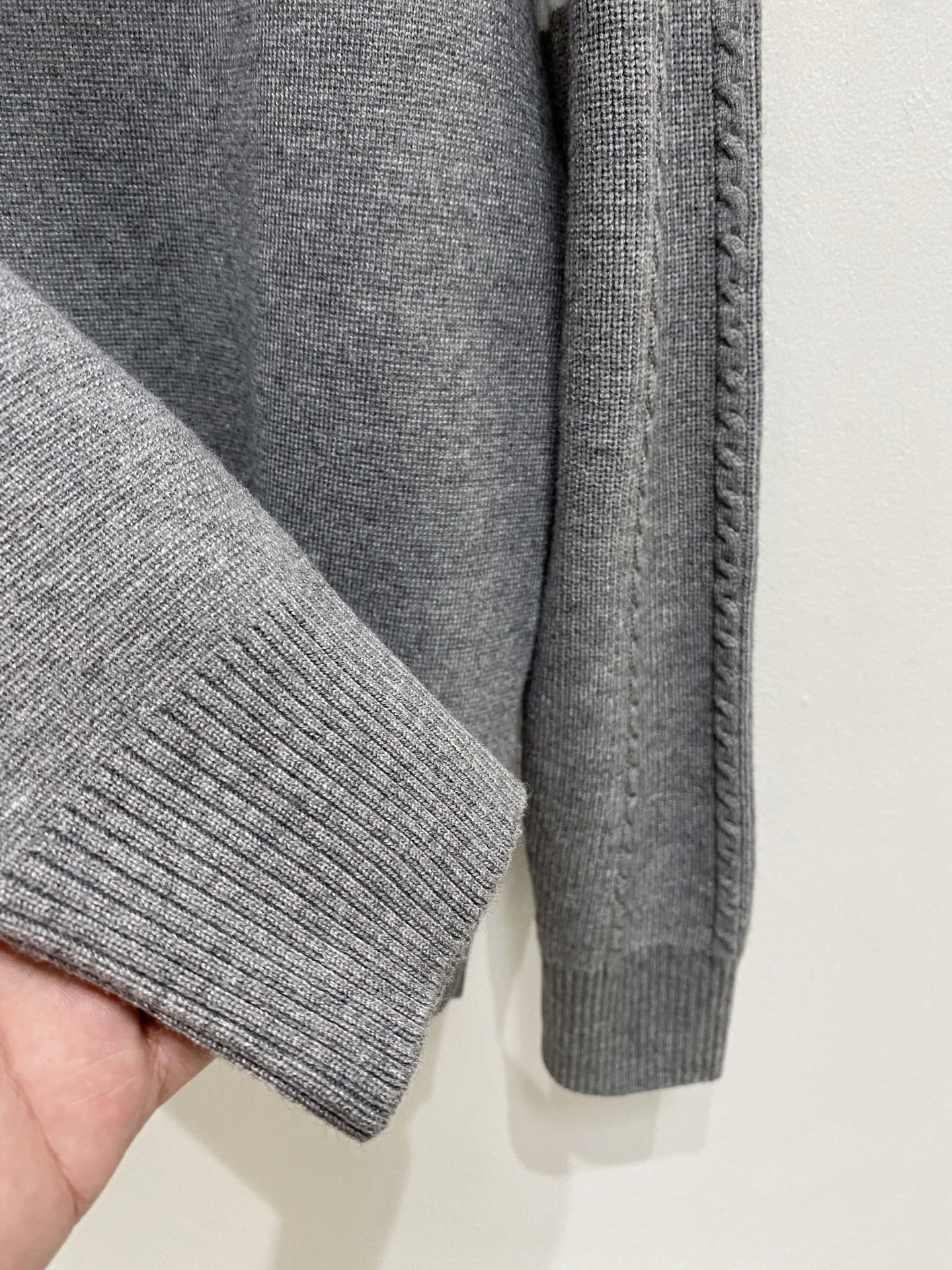 🌾 蒙口圆领毛衣，采用羊毛混纺纱线，保暖性佳，蓬松柔软，加倍呵护肌肤，给你轻如无物的穿着感体验。高品质天