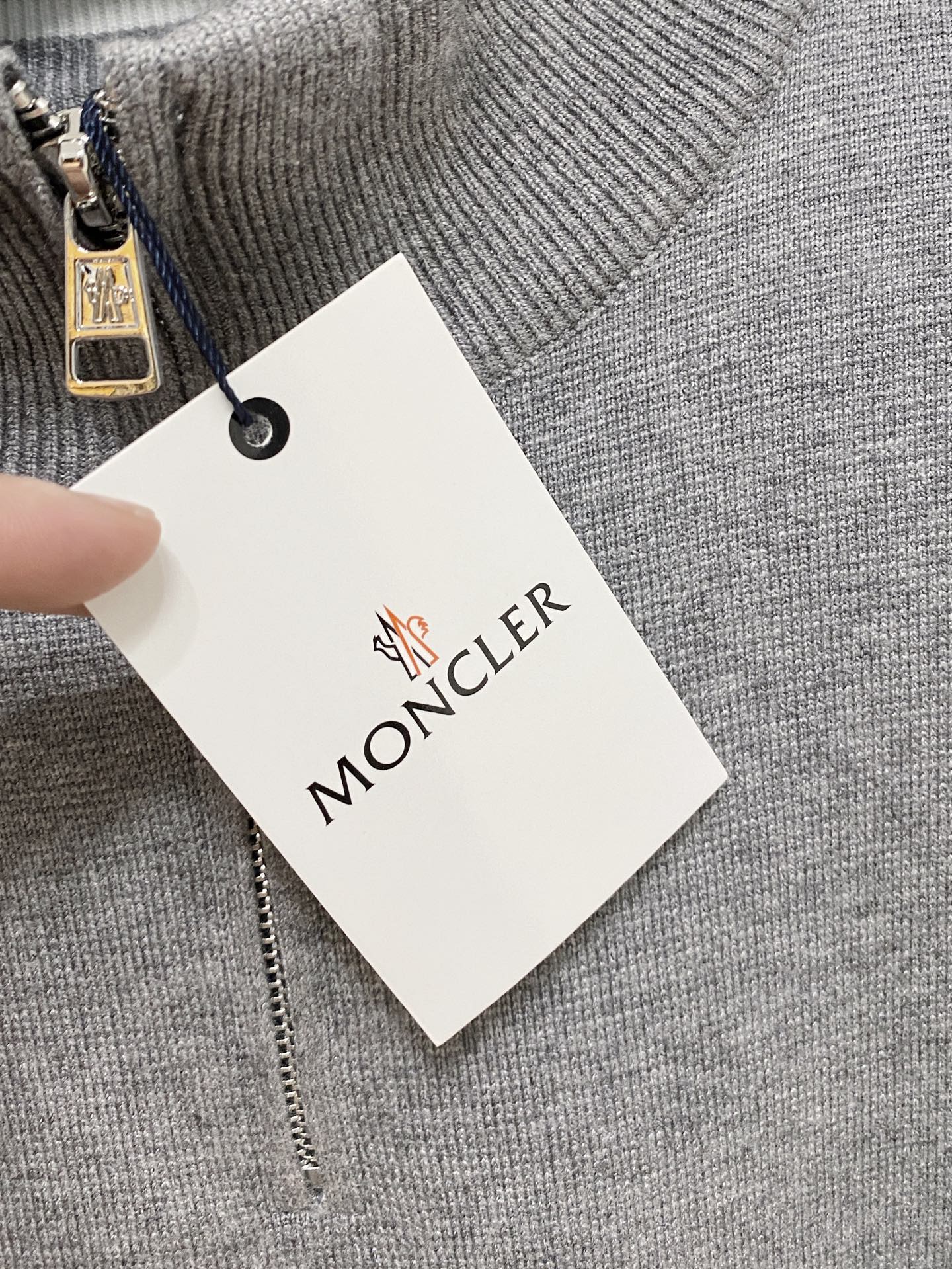 🌾 蒙口圆领毛衣，采用羊毛混纺纱线，保暖性佳，蓬松柔软，加倍呵护肌肤，给你轻如无物的穿着感体验。高品质天