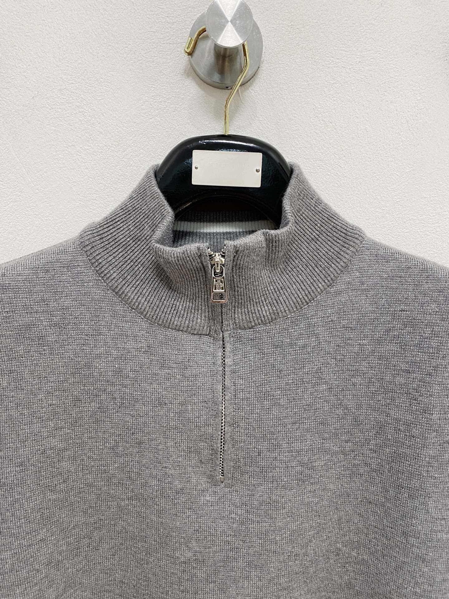 🌾 蒙口圆领毛衣，采用羊毛混纺纱线，保暖性佳，蓬松柔软，加倍呵护肌肤，给你轻如无物的穿着感体验。高品质天