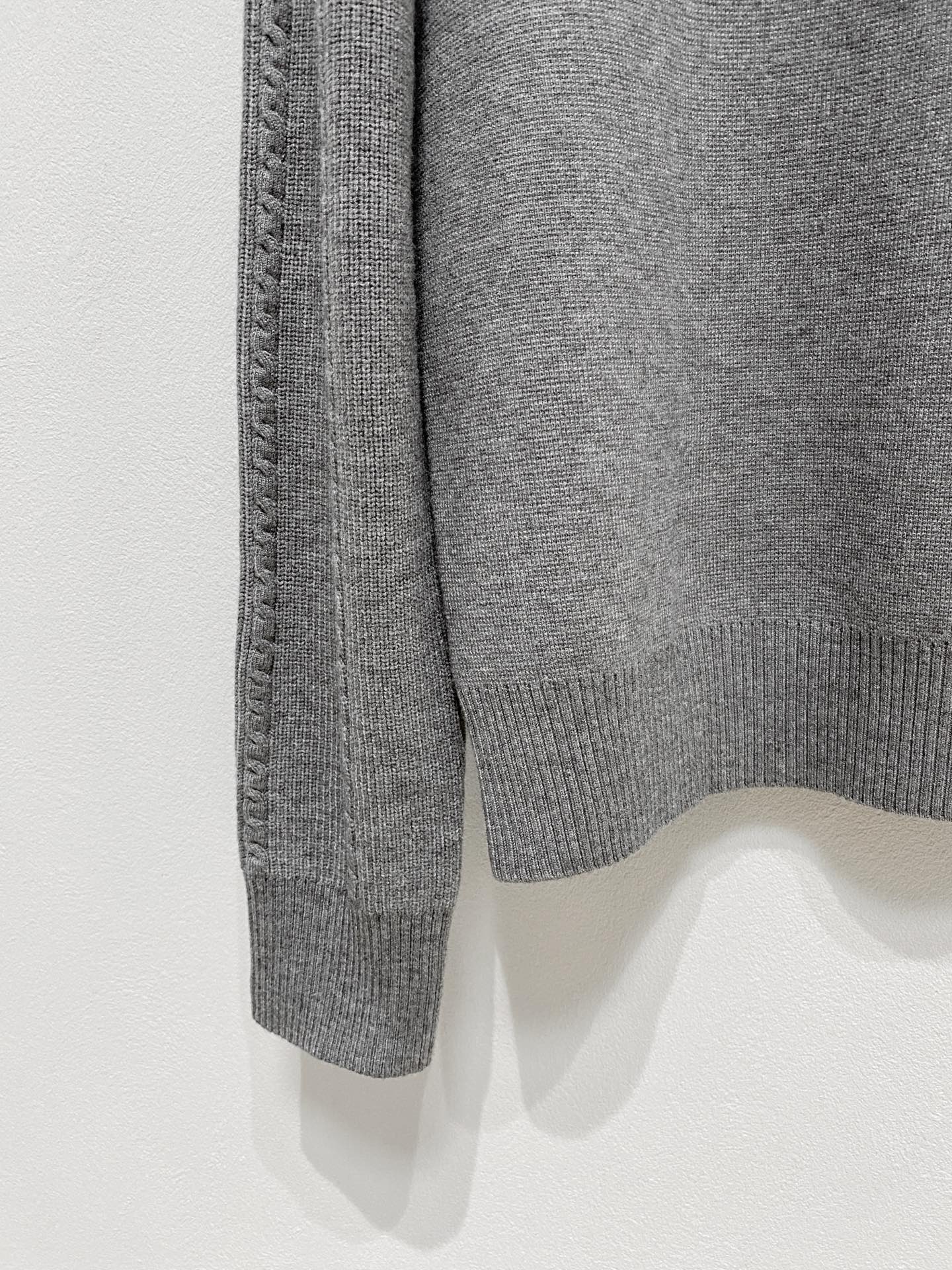 🌾 蒙口圆领毛衣，采用羊毛混纺纱线，保暖性佳，蓬松柔软，加倍呵护肌肤，给你轻如无物的穿着感体验。高品质天