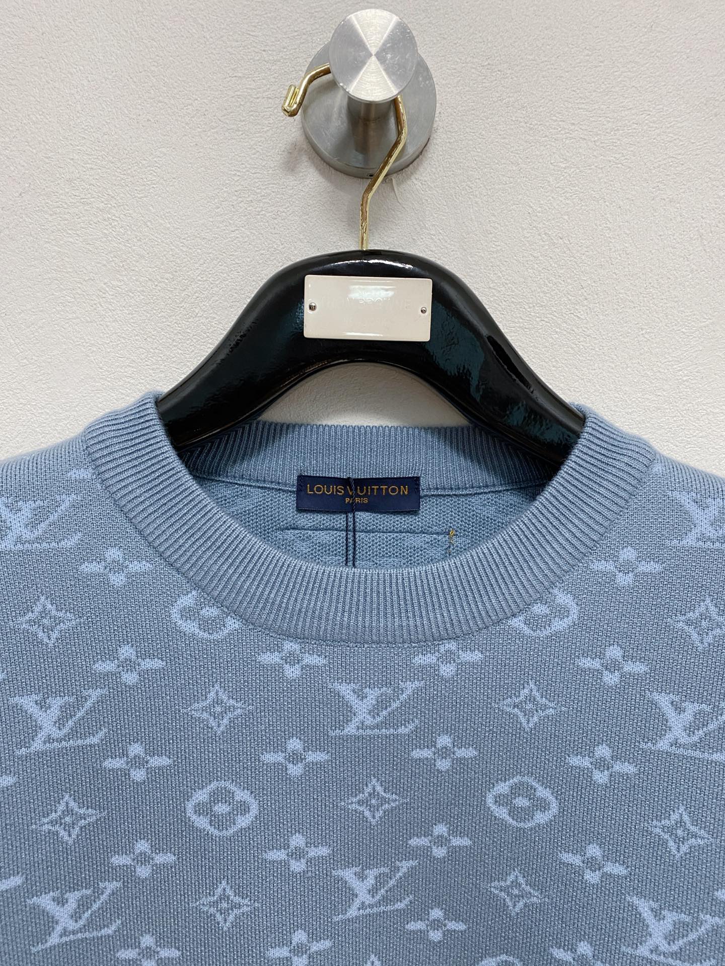 🌾 LV圆领毛衣，采用羊毛混纺纱线，保暖性佳，蓬松柔软，加倍呵护肌肤，给你轻如无物的穿着感体验。高品质天