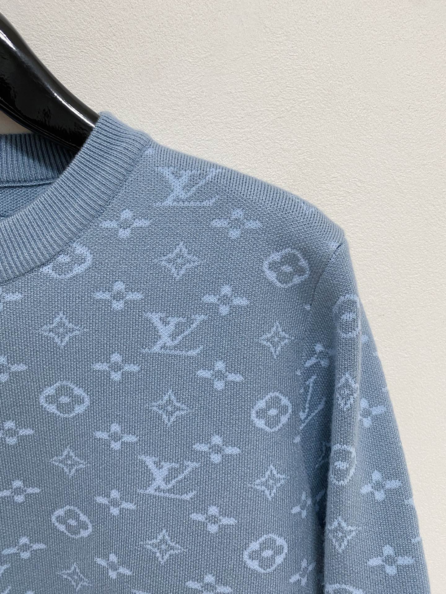 🌾 LV圆领毛衣，采用羊毛混纺纱线，保暖性佳，蓬松柔软，加倍呵护肌肤，给你轻如无物的穿着感体验。高品质天