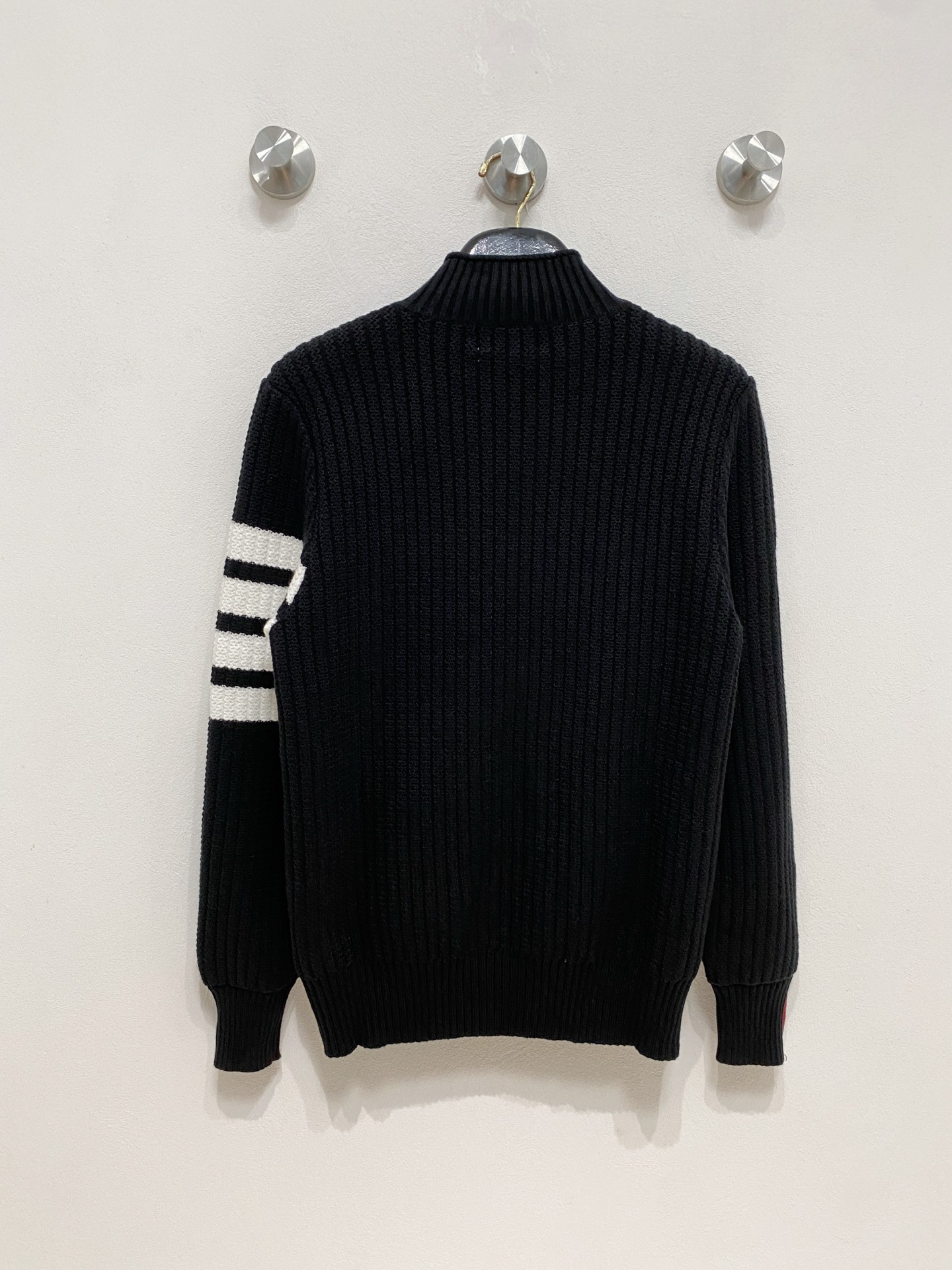 🌾 TB毛衣，采用羊毛混纺纱线，保暖性佳，蓬松柔软，加倍呵护肌肤，给你轻如无物的穿着感体验。高品质天然纤