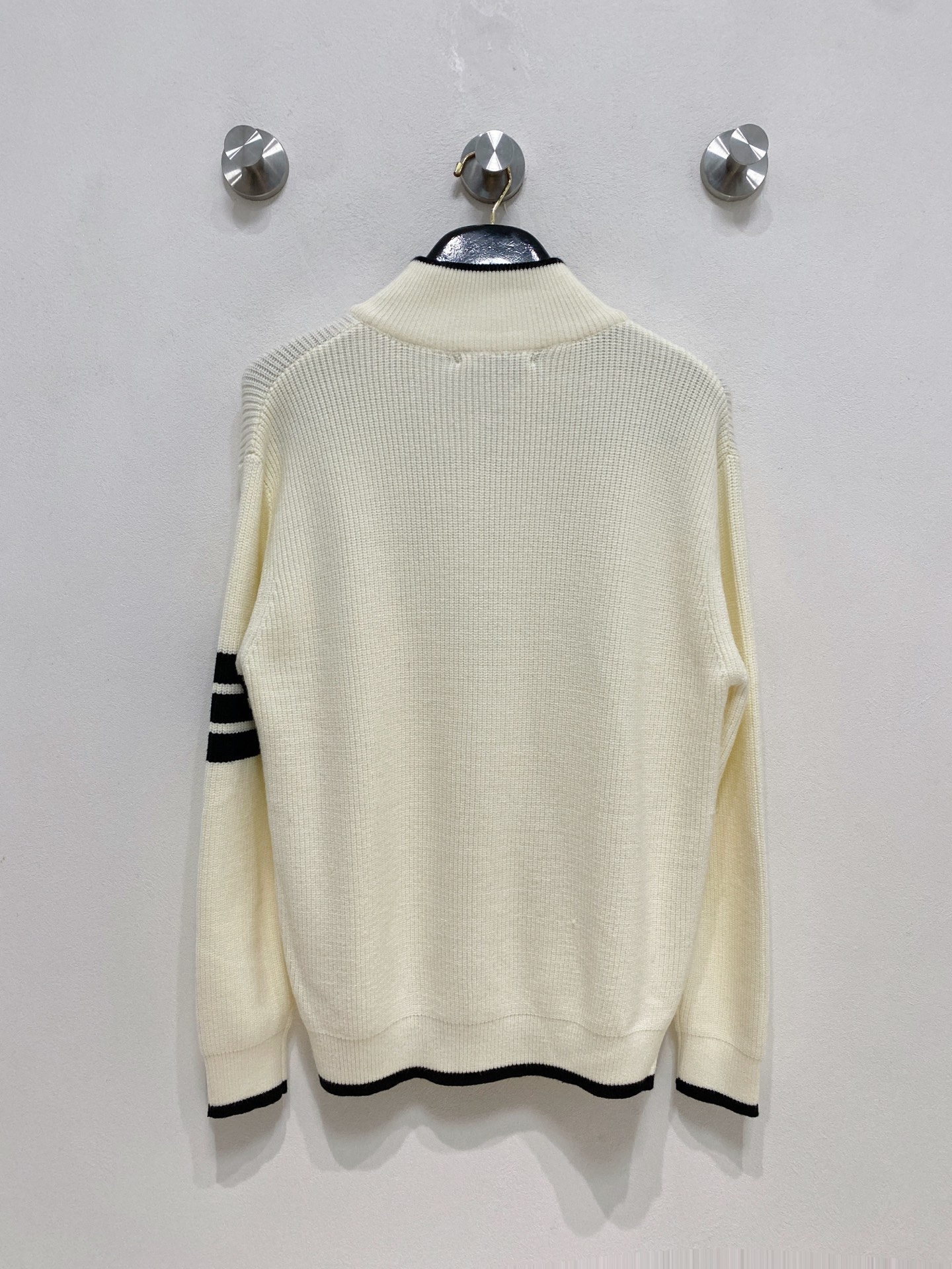 🌾 TB开衫毛衣，采用羊毛混纺纱线，保暖性佳，蓬松柔软，加倍呵护肌肤，给你轻如无物的穿着感体验。高品质天