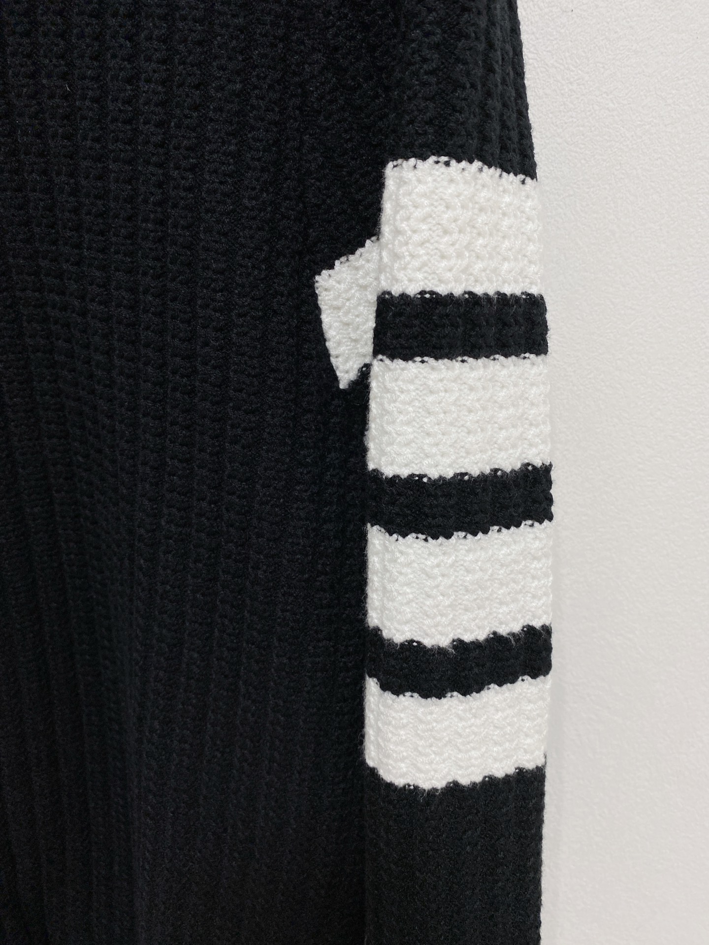 🌾 TB毛衣，采用羊毛混纺纱线，保暖性佳，蓬松柔软，加倍呵护肌肤，给你轻如无物的穿着感体验。高品质天然纤