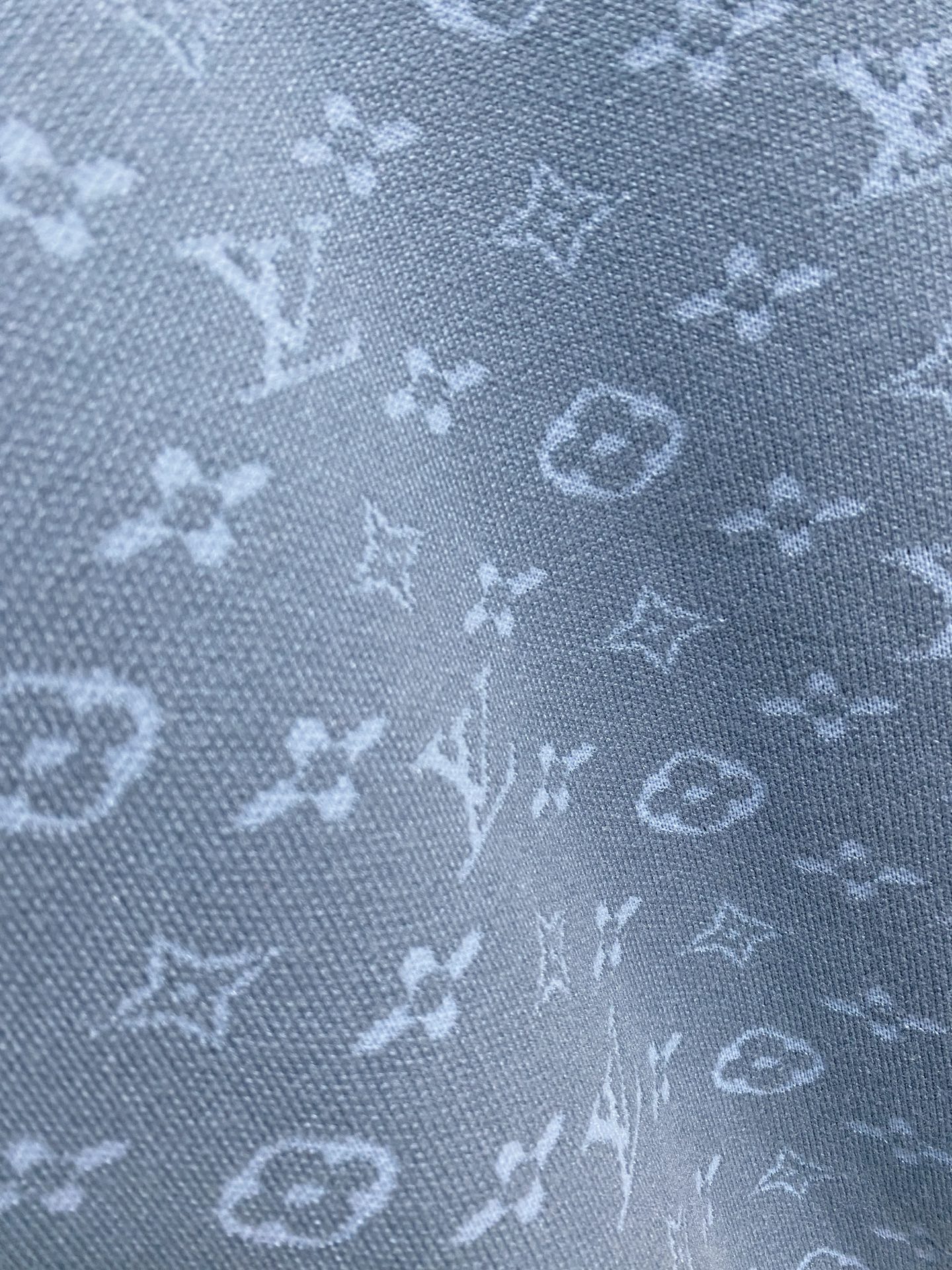 🌾 LV圆领毛衣，采用羊毛混纺纱线，保暖性佳，蓬松柔软，加倍呵护肌肤，给你轻如无物的穿着感体验。高品质天