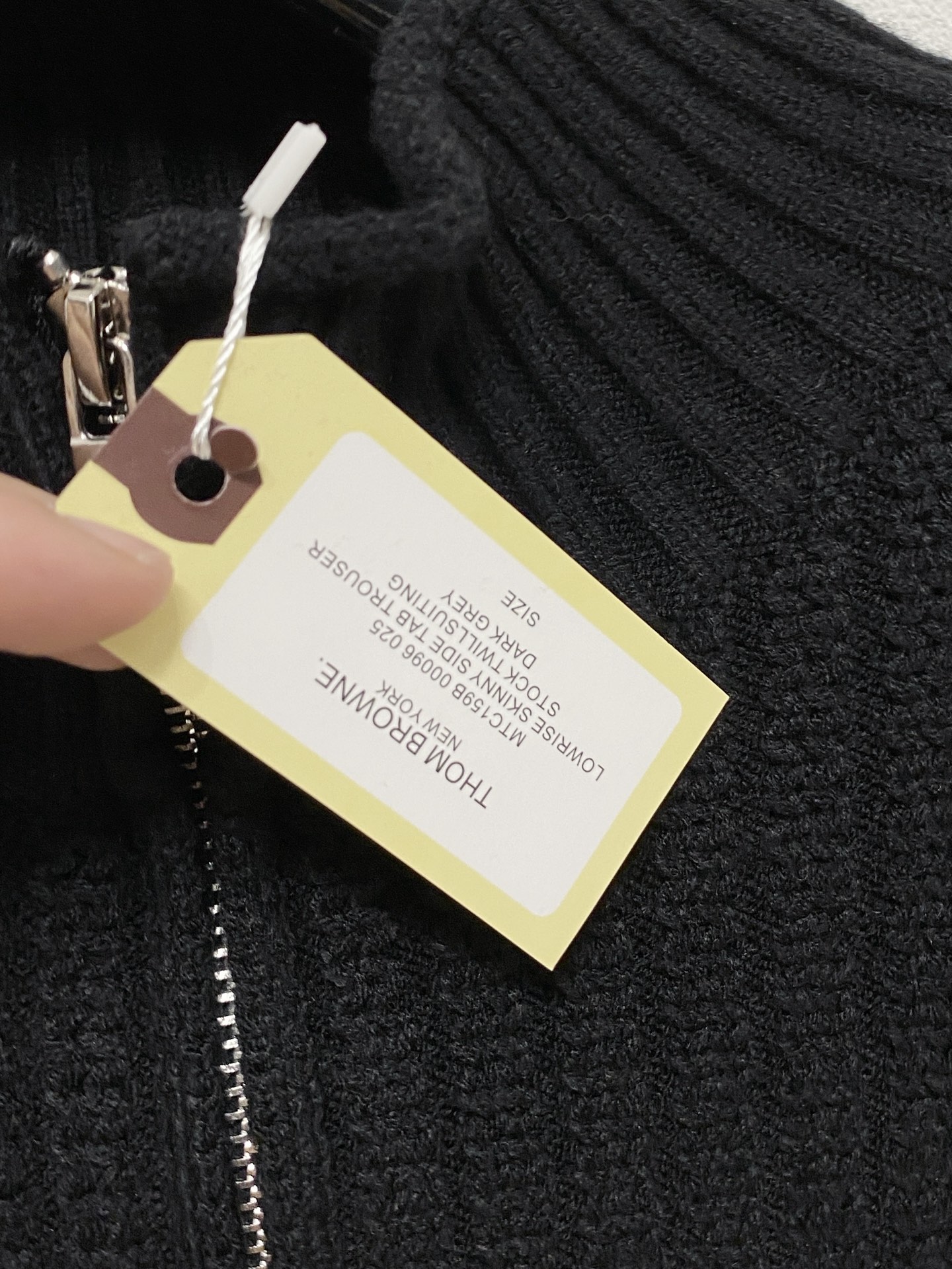 🌾 TB毛衣，采用羊毛混纺纱线，保暖性佳，蓬松柔软，加倍呵护肌肤，给你轻如无物的穿着感体验。高品质天然纤