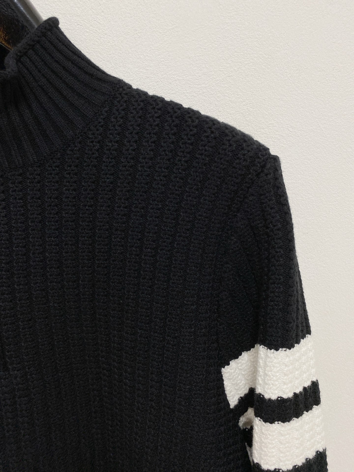 🌾 TB毛衣，采用羊毛混纺纱线，保暖性佳，蓬松柔软，加倍呵护肌肤，给你轻如无物的穿着感体验。高品质天然纤