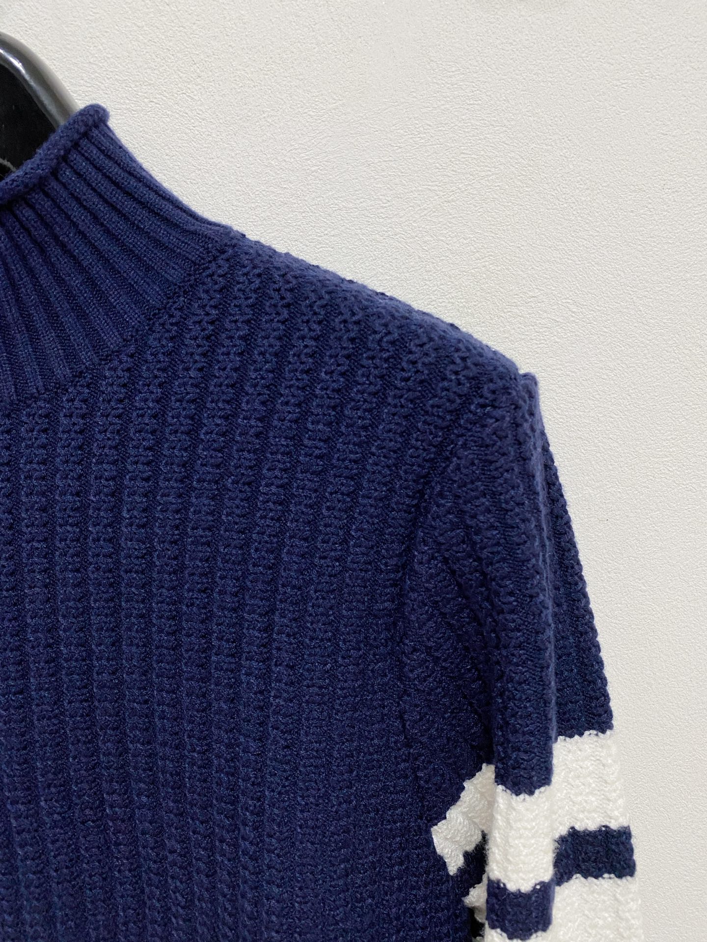 🌾 TB毛衣，采用羊毛混纺纱线，保暖性佳，蓬松柔软，加倍呵护肌肤，给你轻如无物的穿着感体验。高品质天然纤