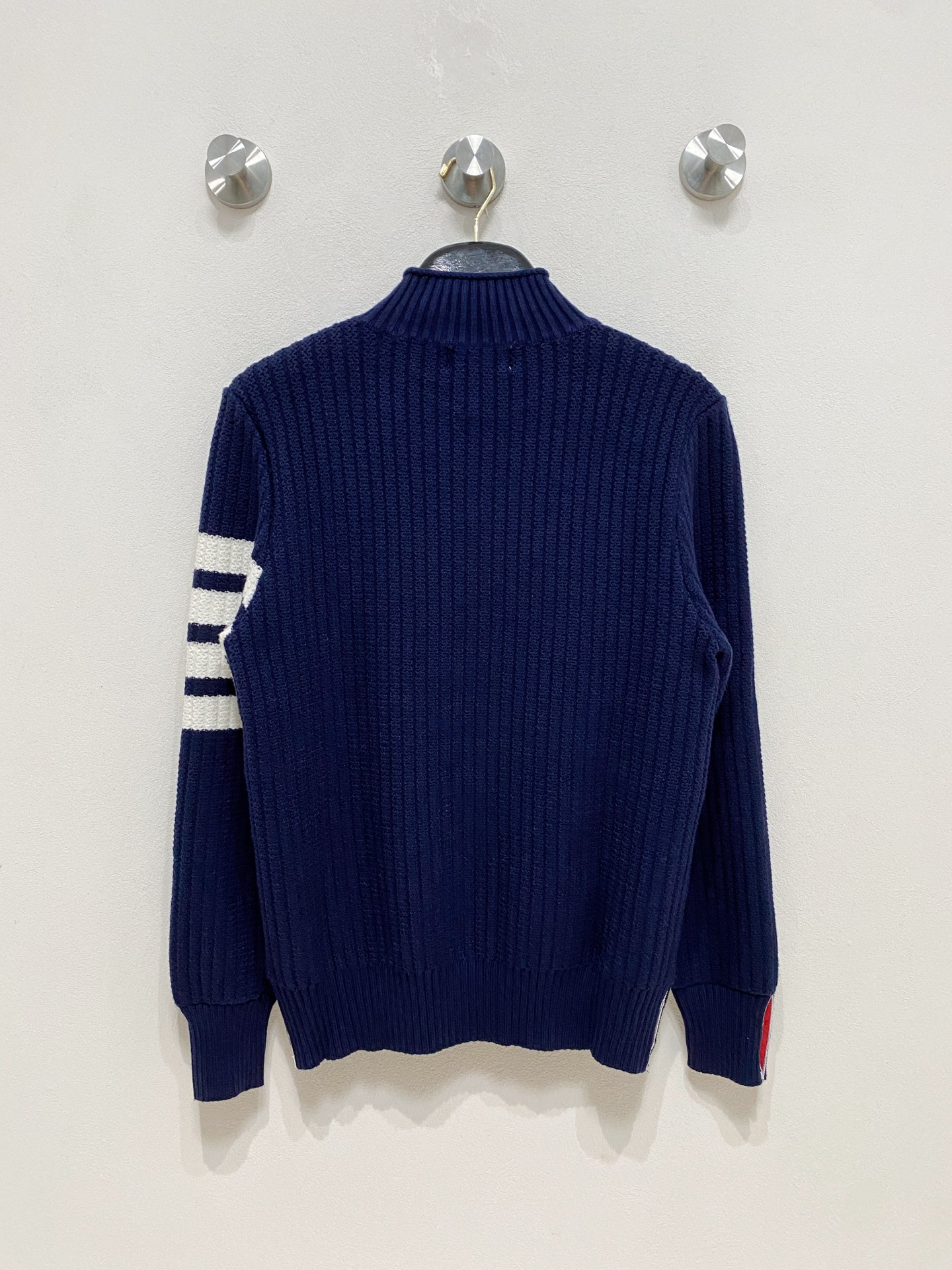 🌾 TB毛衣，采用羊毛混纺纱线，保暖性佳，蓬松柔软，加倍呵护肌肤，给你轻如无物的穿着感体验。高品质天然纤