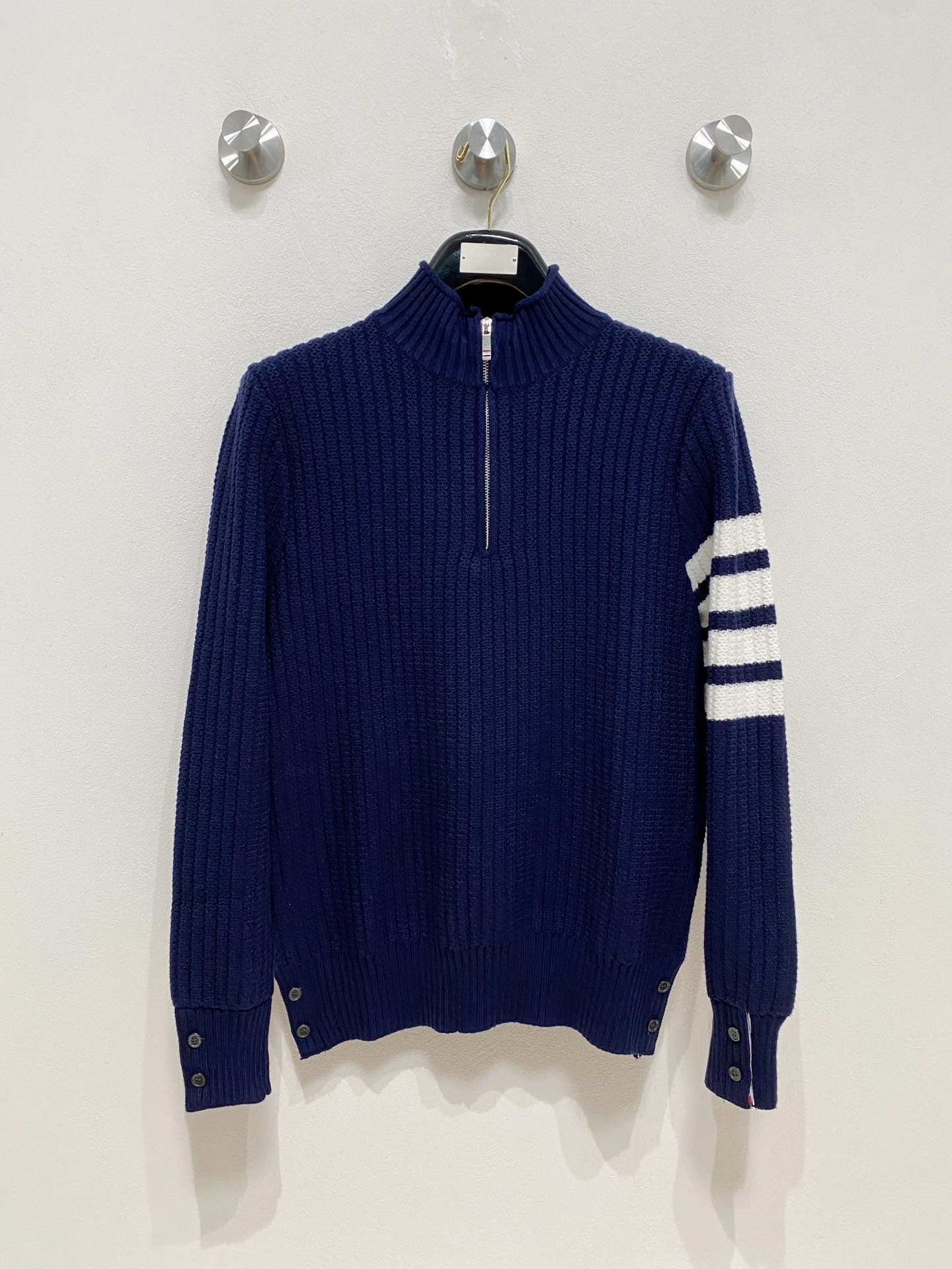 🌾 TB毛衣，采用羊毛混纺纱线，保暖性佳，蓬松柔软，加倍呵护肌肤，给你轻如无物的穿着感体验。高品质天然纤