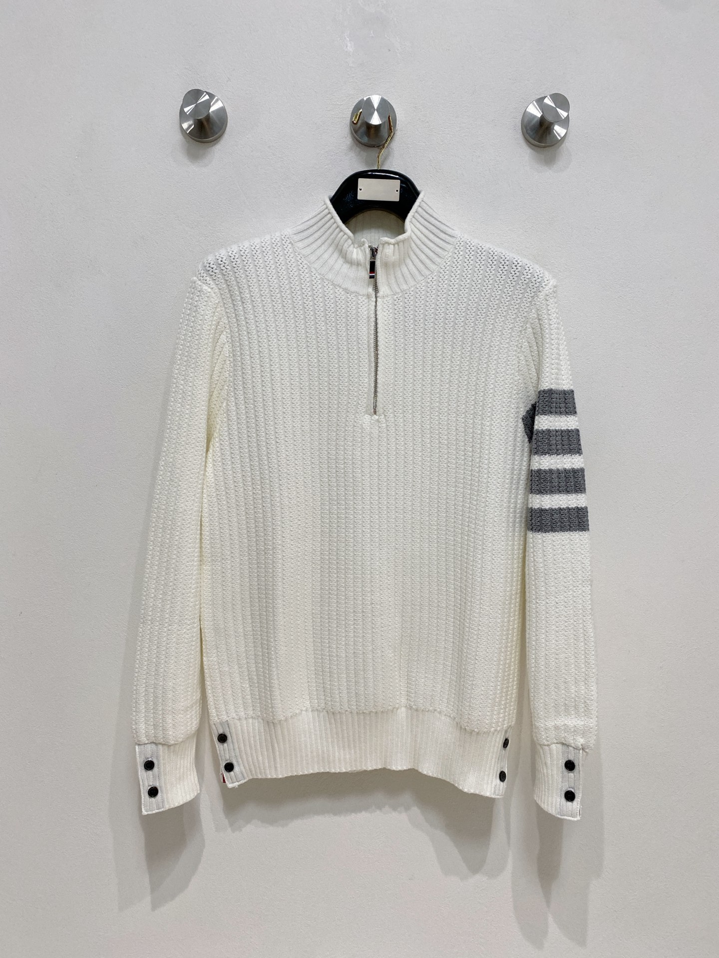 🌾 TB毛衣，采用羊毛混纺纱线，保暖性佳，蓬松柔软，加倍呵护肌肤，给你轻如无物的穿着感体验。高品质天然纤